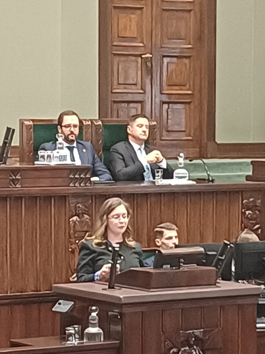 PSzrot's tweet photo. "Skup się, Jacek, jesteś twardy, dasz radę.. Nie zrobię ciuchci, nie mogę, muszę wytrzymać..." https://t.co/ErUpjBud4X