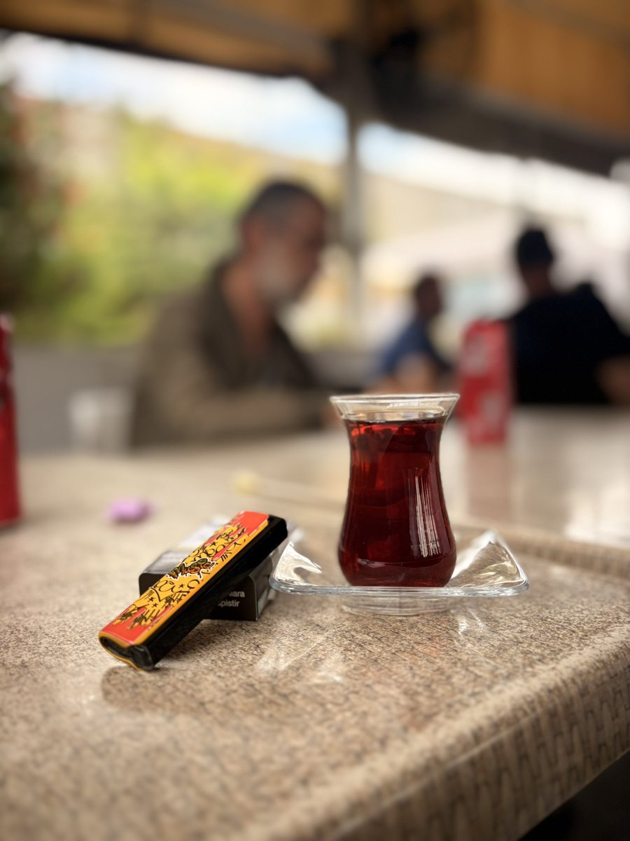 mertimovicim's tweet photo. Bu sıcak havalarda çay içmeyi unutmayın https://t.co/ZvAWIIc0mY