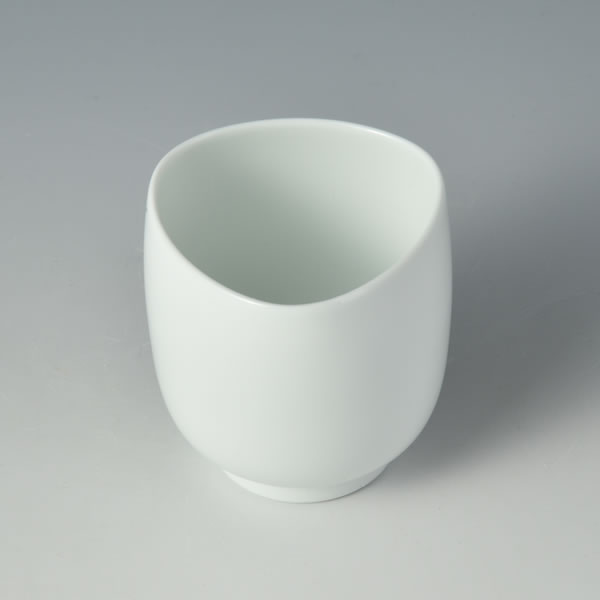 jpn_pottery_jp's tweet photo. 有田焼 清六窯　中村清吾さん   
「白磁三角湯呑」    

【サイズ】 幅7cm×奥行7cm×高7.5cm

  作品紹介ページはこちら
https://t.co/moyXFLxe8n https://t.co/5b1N9J8XAs