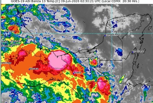 CNPC_MX's tweet photo. ⚠️ Evita transitar por zonas inundadas o con escurrimientos

🌧️ De acuerdo con @conagua_clima, entre las 21:00 h de hoy y las 00:00 h del 09 de junio se pronostican lluvias fuertes con puntuales muy fuertes y descargas eléctricas en:

🔺Veracruz
Regiones: Huasteca Alta, Huasteca Baja, Capital, Las Montañas, Papaloapan, Los Tuxtlas y Olmeca.

🔺Chiapas
Regiones: Norte, Centro, Altos, Selva, Fronteriza, Frailesca, Sierra e Istmo-Costa.

🔺Tabasco
Regiones: Sierra, Chontalpa y Ríos.

🌦️ Además, se pronostican intervalos de chubascos en:

🔺Yucatán
Regiones: Poniente y Noroeste.

🔺Campeche
Región: Sur.

💨 Asimismo, se prevén rachas de viento de 30 a 50 km/h en zonas de Chiapas, Tabasco, Campeche, Yucatán y Quintana Roo.

💡 No cruces ríos, arroyos o vados crecidos. 💡 Evita resguardarte bajo árboles durante tormentas eléctricas. 💡 Mantente pendiente de los avisos oficiales de Protección Civil.