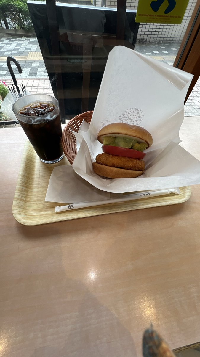 hide1005sweet's tweet photo. 本日の朝は🍔
東京都八王子市
モスバーガー 八王子北口店
アボカド海老カツバーガー
〜国産バジルマヨ〜
＋アイスコーヒーＳを頂きました😊

@mos_burger
#モスバーガー #ハンバーガー
#アボカド海老カツバーガー
#俳優 #安野アデン秀之 #宣伝効果
#らーめん俳優 #安野秀之
#ラーメンマニア #八王子 https://t.co/mkeLGuTgro