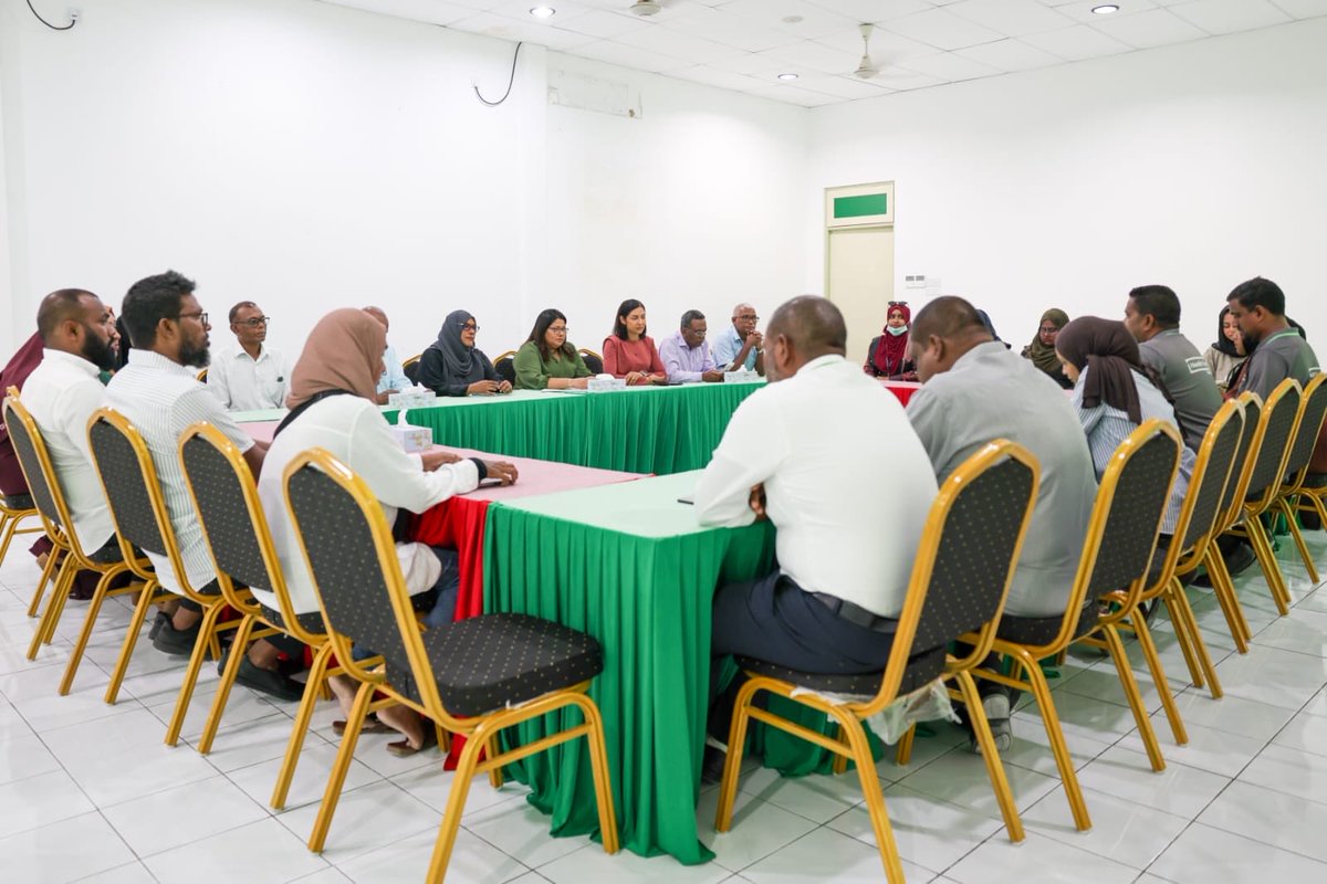 MoHmv's tweet photo. މިނިސްޓަރ އޮފް ހެލްތު، ފެމިލީ އެންޑް ވެލްފެއަރ @geelaali ، ފ. ނިލަންދޫ ހޮސްޕިޓަލާއި، ފެމެލީ އެންޑް ޗިލްޑްރެންސް ސަރވިސް ސެންޓަރގެ އިސްވެރިންނާއި މުވައްޒަފުންނާ ބައްދަލުކުރައްވައިފި.

މި ބައްދަލުވުމުގައި ދެ އިދާރާއިން ދެމުންގެންދާ ޚިދުމަތްތައް އިތުރަށް ފުޅާކޮށް، ޚިދުމަތް ދިނުމުގައި ދިމާވާ ދަތިތައް ޙައްލުކުރުމާއި ޚިދުމަތްތައް އިތުރަށް ރަނގަޅުކުރުމާ ގުޅޭގޮތުން މަޝްވަރާކުރެއްވި.