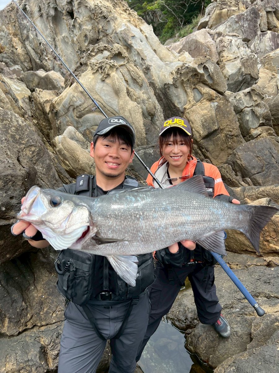 lurelurech's tweet photo. 今夜～放送の #ルアルアチャンネル 気になる内容は…
#デュエル の尾山さんが牟岐町の沖磯でついに #ヒラスズキ をキャッチ👏
状況に合わせて根魚も狙いながら、沖磯ならではの #ルアーゲーム を満喫😄
尾山さん直伝のルアーセレクトや狙い方、抜き上げまで沖磯で勝つためのテクニックは必見です👀 https://t.co/Dlx7IpwP91
