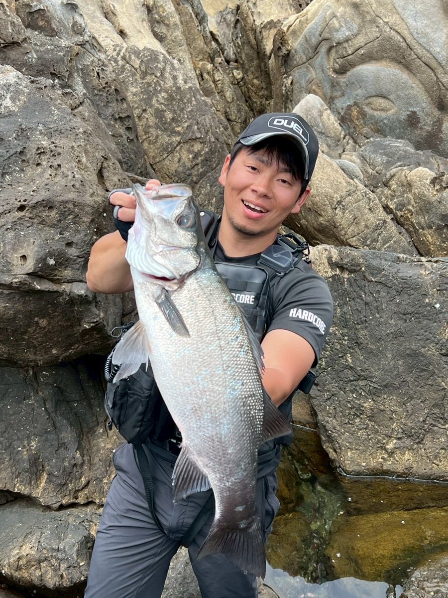 lurelurech's tweet photo. 今夜～放送の #ルアルアチャンネル 気になる内容は…
#デュエル の尾山さんが牟岐町の沖磯でついに #ヒラスズキ をキャッチ👏
状況に合わせて根魚も狙いながら、沖磯ならではの #ルアーゲーム を満喫😄
尾山さん直伝のルアーセレクトや狙い方、抜き上げまで沖磯で勝つためのテクニックは必見です👀 https://t.co/Dlx7IpwP91