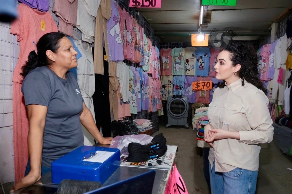 bernardethruiz's tweet photo. Platicar con los comerciantes de las colonias de Hermosillo e identificar sus necesidades nos enseña a tener la empatía y generar un objetivo en común: ¡Que a todos nos vaya bien!🤝🏻 https://t.co/nhVTjBkM6I