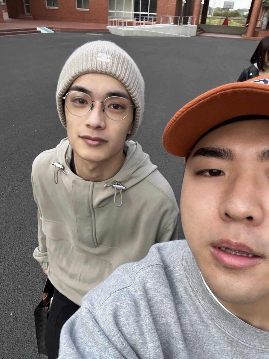 official_jyo's tweet photo. #映画山口くん
先日の舞台挨拶で、撮影が始まる前からダンス練習がありましたとお話したのですが、撮影期間中もありまして、朝からの撮影が終わった後にそのまま練習なんて日もありました。

そんな瞬間のオフショを今日はお届けです📸

丈太郎　　　@yamaguchikun_mv https://t.co/oPoKVwEZvR