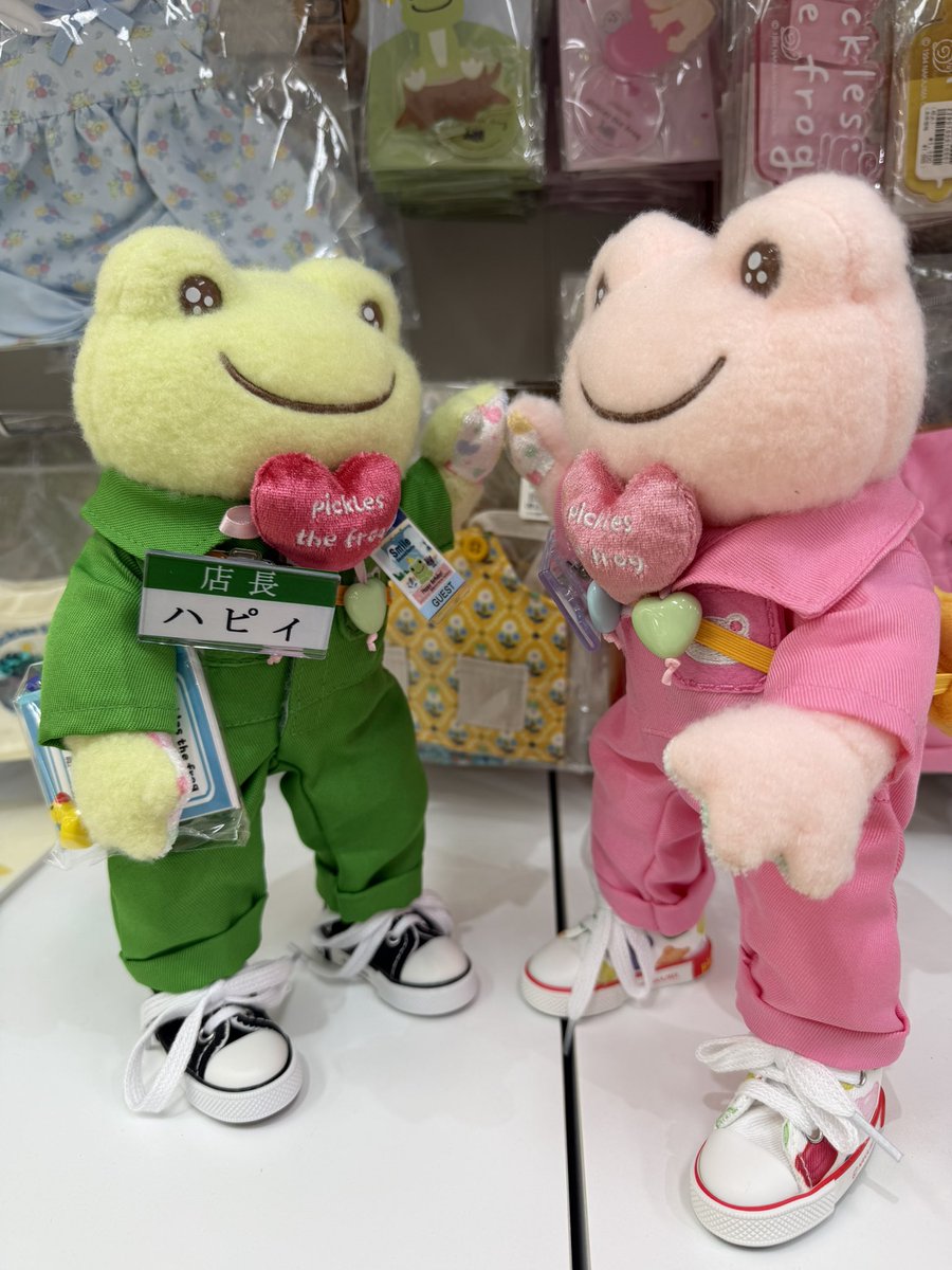 yVREXdnFvF98467's tweet photo. ハミィ副店長の視線の先には？

ハピィ店長が、店長会議から
帰って来ました😄✨

ハミィ副店長と、久々の再会を
喜んでいましたよ🙆‍♂️

#picklesthefrog 
#かえるのピクルス https://t.co/jmBgqs2B5o