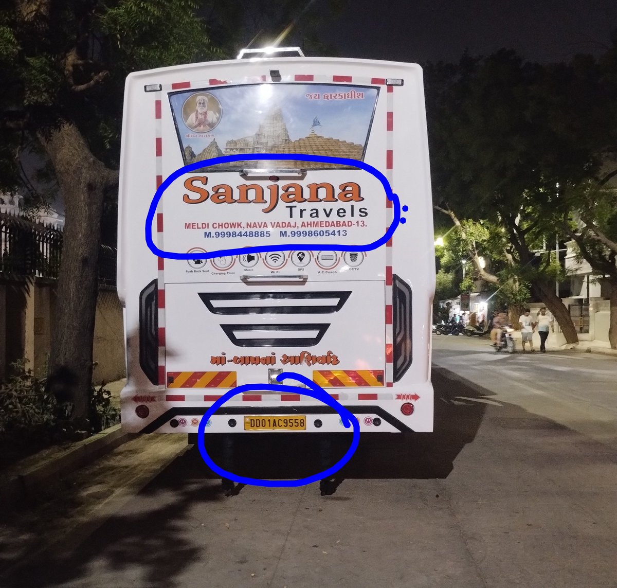 Cubeone4's tweet photo. @PoliceAhmedabad @AhmedabadPolice સામાન્ય લોકો અને વાહનો ના નિયમભંગ સામે ડ્રાઈવ ચલાવતી પોલીસ આડેધડ બેફામ અડધા રસ્તા રોકી થતાં બસો ના બેફામ પાર્કિંગ સામે હાઈકોર્ટ ના નિર્દેશ પ્રમાણે ક્યારે ડ્રાઈવ ચલાવશે??
આ છે CWG ના પ્લાનિંગ અને સ્માર્ટ સિટી ની વાતો અને વાસ્તવિકતા? @CMOGuj @AmdavadAMC @Bhupendrapbjp https://t.co/2SKT1S9pDK