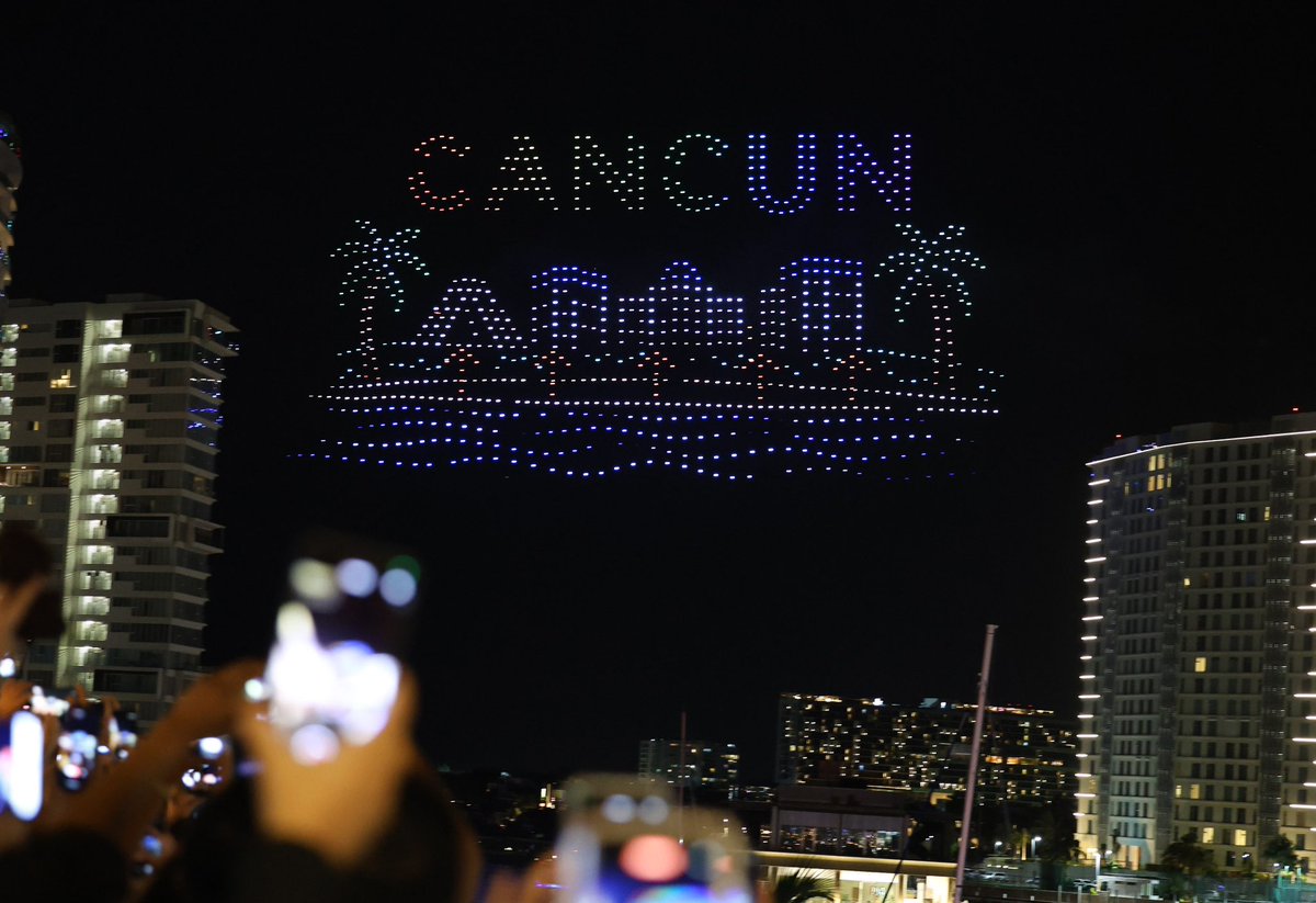 AytoCancun's tweet photo. Así se vivió el DRONE SHOW RECORD desde Marina Puerto Cancún. Un espectacular show GRATUITO donde 1,250 drones iluminaron la noche con impresionantes coreografías aéreas, que logró establecer un nuevo Récord Nacional. 🇲🇽✨ (1/2) https://t.co/gY2LR9Zoa1