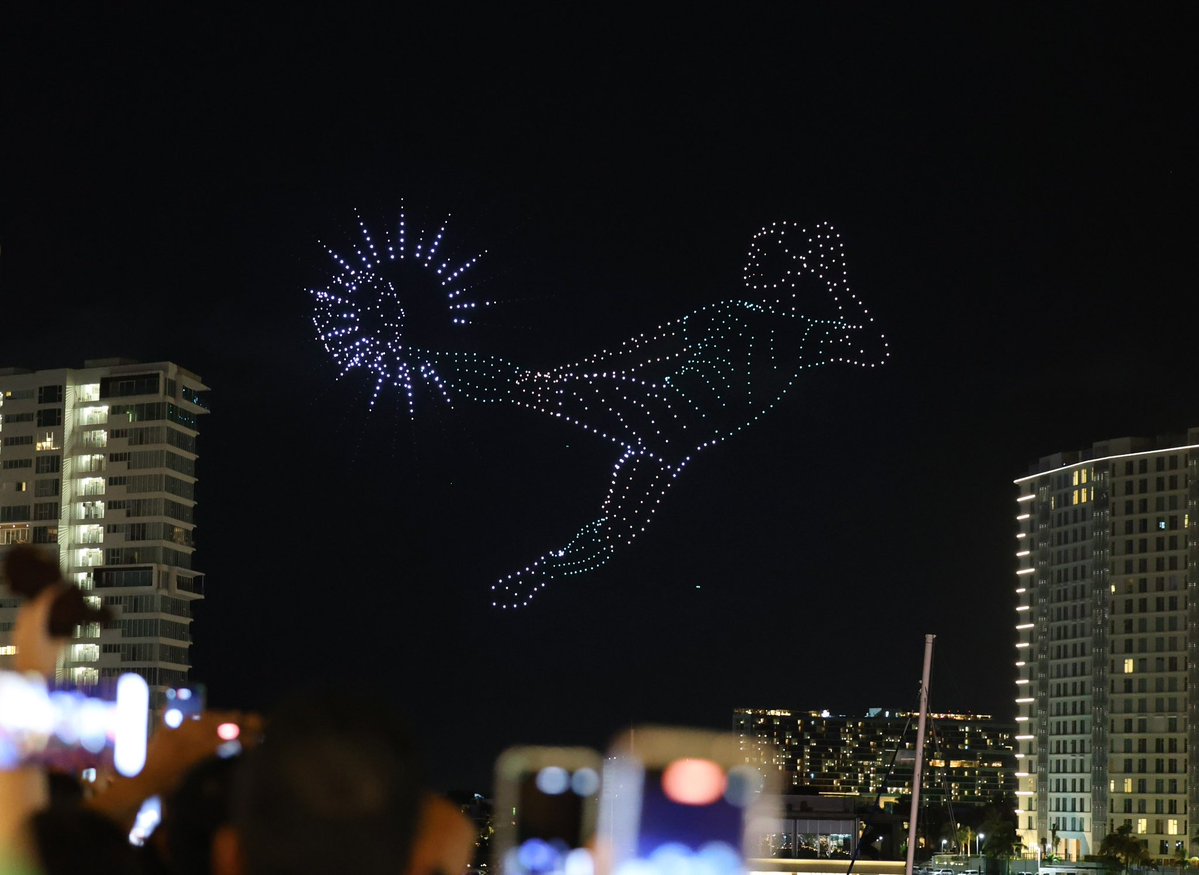 AytoCancun's tweet photo. Así se vivió el DRONE SHOW RECORD desde Marina Puerto Cancún. Un espectacular show GRATUITO donde 1,250 drones iluminaron la noche con impresionantes coreografías aéreas, que logró establecer un nuevo Récord Nacional. 🇲🇽✨ (1/2) https://t.co/gY2LR9Zoa1