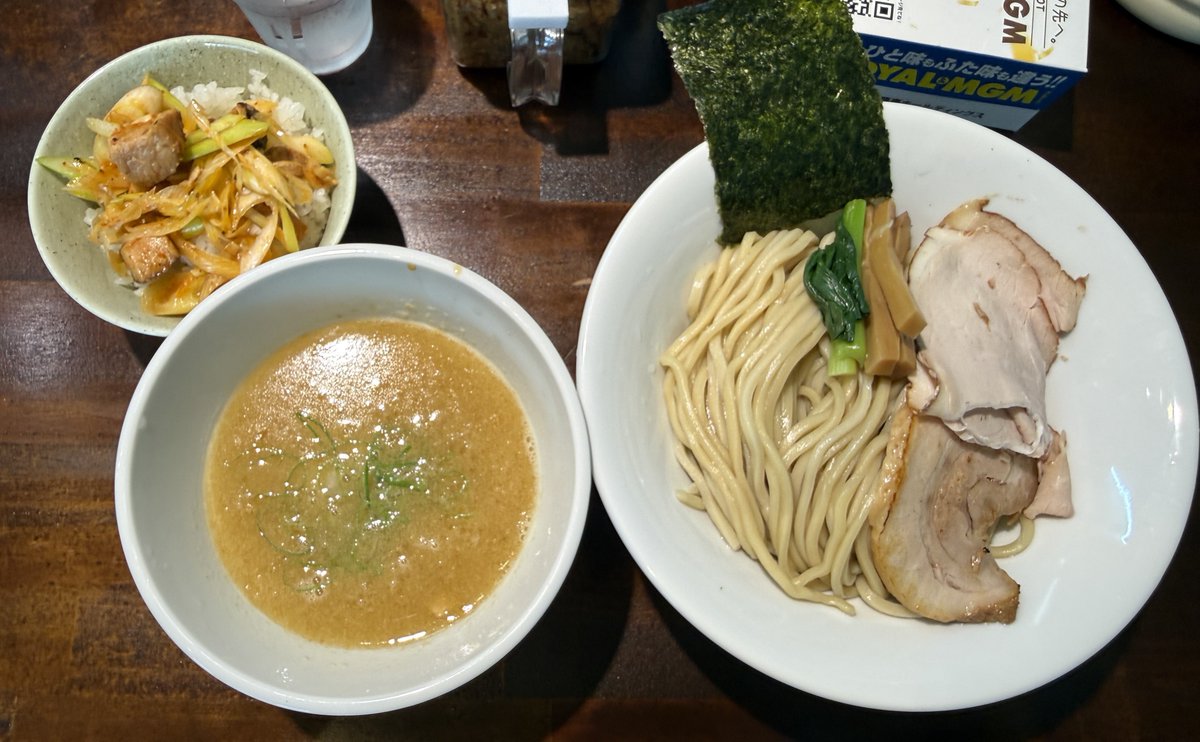 jin_ig's tweet photo. お昼は喜元門 平須店(@kigenmon_hirasu)さんでラーメン🍜
鶏白湯つけめんと辛ネギ丼(まかない丼)。
多分テーブル席案内された後でカウンターが1席空いたタイミングでお客さん2名来たのでカウンターに移動をお伝えしたら麺の量を増やしてもらった。
まかない丼も辛ネギに変えていただき感謝しております https://t.co/CVAYc5OVk1