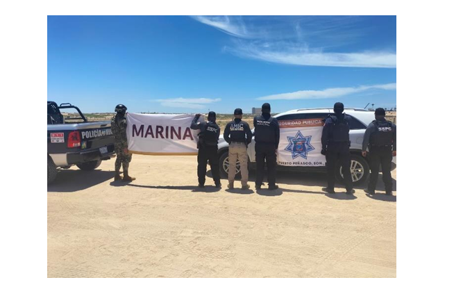 NotiPenasco's tweet photo. Resumen Policiaco | Puerto Peñasco 07 y 08 de junio de 2026
Puerto Peñasco, Sonora.

08 de junio 2026.
Por Ricardo Chávez.
Durante las últimas horas, autoridades municipales y corporaciones de auxilio atendieron diversos incidentes en Puerto Peñasco y la región. Entre los hechos más relevantes se encuentra una volcadura con personas lesionadas registrada alrededor de las 6:00 de la mañana del domingo sobre la carretera Puerto Peñasco-Sonoyta, a la altura del kilómetro 44. En el lugar fue localizada una vagoneta Ford negra modelo 2014 volcada. Elementos municipales brindaron apoyo y abanderamiento mientras personal de la Guardia Nacional realizaba las diligencias correspondientes al encontrarse fuera de la jurisdicción municipal.

Asimismo, autoridades de los tres niveles de gobierno participaron en un operativo conjunto tras la localización de un vehículo con reporte de robo en el estacionamiento posterior del Centro de Convenciones. La unidad asegurada corresponde a una Kia Sorento modelo 2016 de color blanco. En las acciones participaron elementos de la Secretaría de Seguridad y Protección Ciudadana, Seguridad Pública Municipal y personal de la Secretaría de Marina.

En materia de tránsito, se reportó un choque por alcance la tarde del domingo en el cruce del bulevar Samuel Ocaña y avenida San Luis. De acuerdo con el informe, una conductora fue impactada por una pickup GMC Sierra roja modelo 2006 cuyo conductor intentó retirarse del lugar. Con apoyo de otros automovilistas logró ser alcanzado y posteriormente ambas partes llegaron a un acuerdo para la reparación de daños ante el Juez Calificador. Horas más tarde, ya durante la madrugada del lunes, se registró otro accidente en el cruce de avenida Chiapas e Ignacio Ramírez, donde una pickup roja chocó contra una vagoneta estacionada y el conductor abandonó la unidad tras el percance.

Por otra parte, corporaciones de rescate atendieron una emergencia marítima en Bahía La Choya. Una moto acuática quedó a la deriva con dos personas a bordo, quienes fueron arrastradas por la corriente. Durante las labores de auxilio también quedó en riesgo un hombre que intentó apoyarlos a bordo de un kayak. Personal de la Secretaría de Marina realizó el rescate de los involucrados, quienes fueron valorados médicamente y reportados en condición estable. La intervención permitió poner a salvo a las tres personas sin que se registraran lesiones de gravedad.