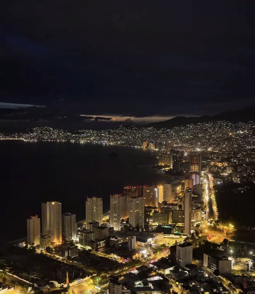 hbdaoficial's tweet photo. Mientras algunos ven una ciudad, nosotros vemos historia, resiliencia y futuro. Acapulco sigue brillando. https://t.co/zRY8ntiTFa