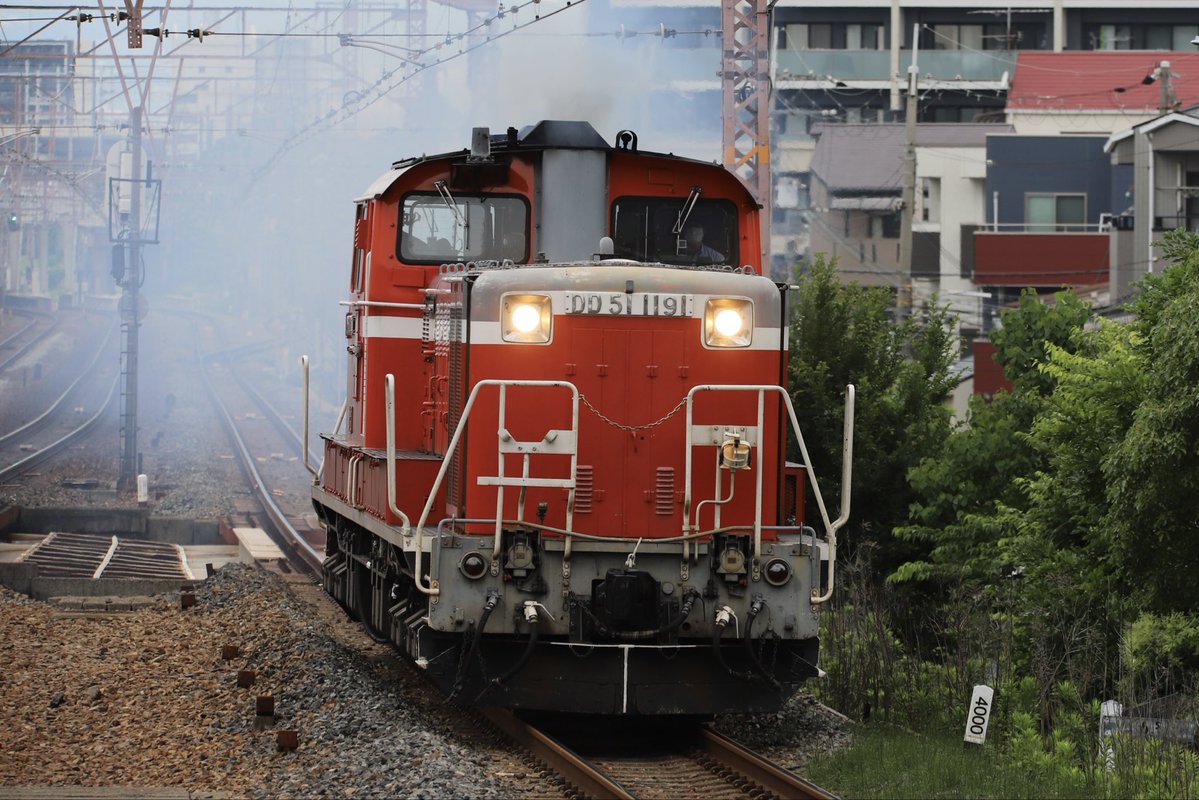 f1_jima's tweet photo. 2026.6.9
単9738レ
DD51-1191(宮)
向日町常駐送込回送

塚本駅での力強い力行と爆煙
大阪駅では大都会の駅、日常の中に現れた国鉄形ディーゼル機関車
去り行く姿とぴちょんくんです🙇‍♂️ https://t.co/hF3vZxvuzL