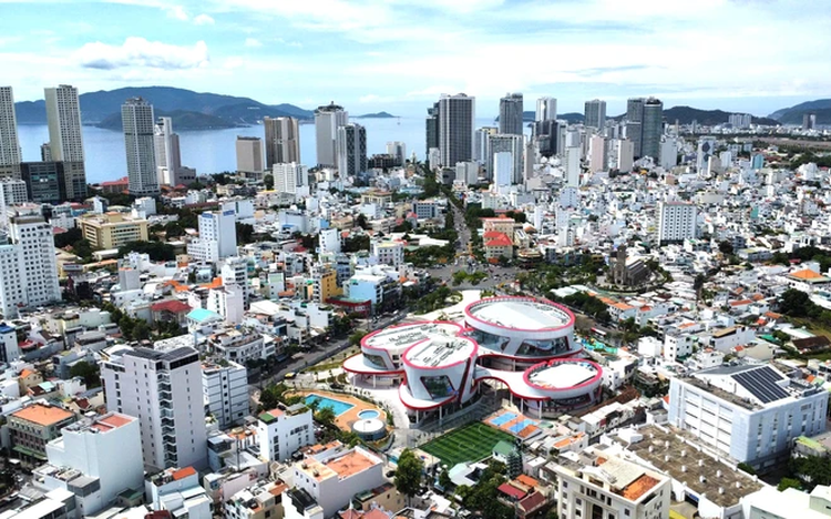 VietNewsGateway's tweet photo. Police in Nha Trang Ward, Khanh Hoa Province, south-central Vietnam have launched an intensified campaign to conduct drug testing in the community, including among foreign nationals.

Details: https://t.co/bnhnvKJXKX https://t.co/CyTdwR4qgc
