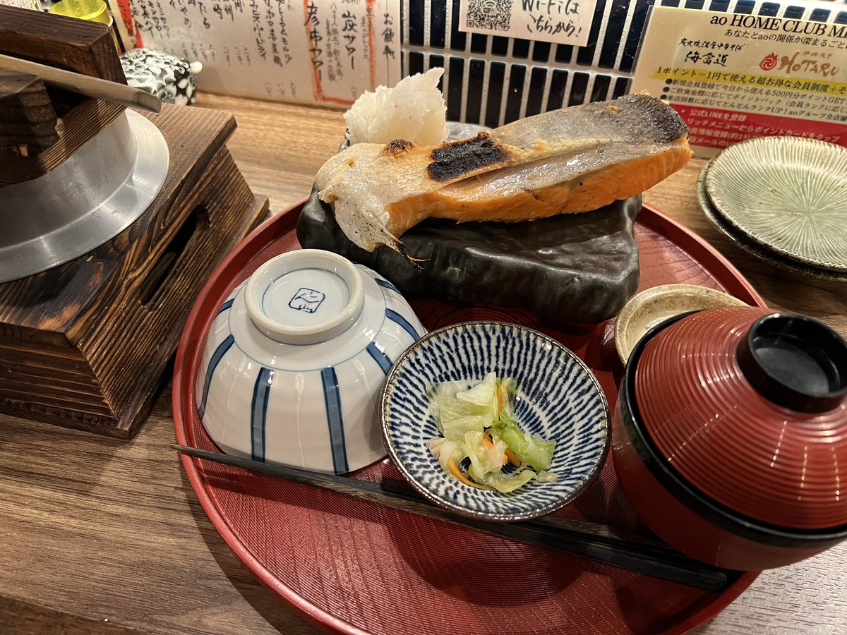 omoyon's tweet photo. 月一神田ランチ🍙

本日は「炉端焼きHOTARU」の
『原始焼き 銀鮭定食』

神田駅高架下にあるお店。
ご飯は釜で炊くので15分程かかりますが
炊き立て🍚
鮭はたっぷり230g。串に刺して炭火焼き🔥
美味しくないわけがありません😋

鮭もご飯もボリューム満点でお腹いっぱいです😮‍💨 https://t.co/k3cM9DOlFa