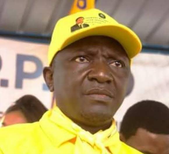 PapyTAMBA's tweet photo. *Seul l'arbre qui a subi les assauts du vent est vraiment vigoureux, car c'est dans cette lutte que ses racines, mises à l'épreuve, se fortifient* Sénèque.  Victimes de la tyranie thilombienne, tenez bon. N’abdiquez pas et ne vous rendez pas. Les ténèbres ont une fin. De cœur https://t.co/Yj7ntMef5u