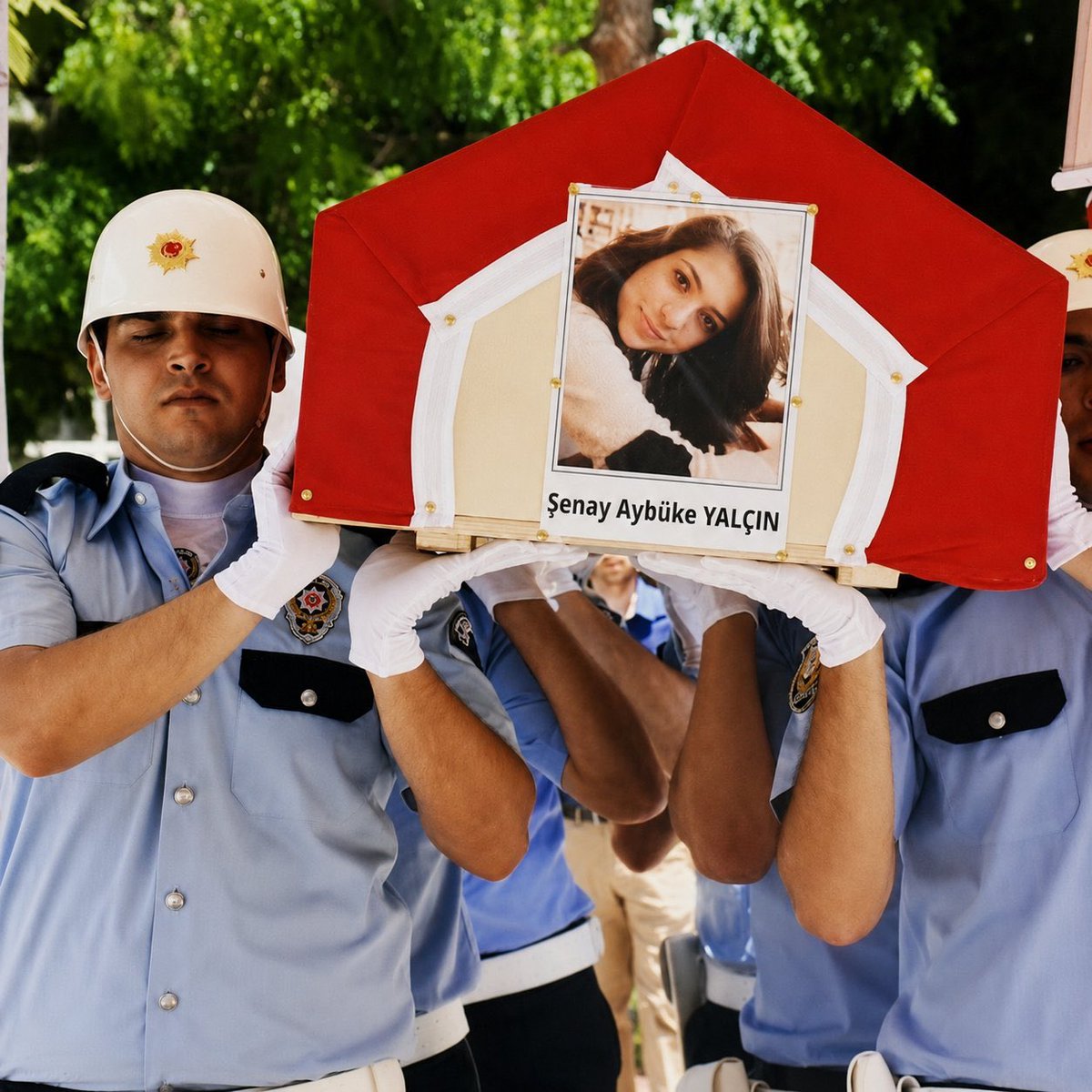AlperenKAYSERL1's tweet photo. Tek hayali çocuklara öğretmek, onların kalbine dokunmak olan Şehit Öğretmen Şenay Aybüke Yalçın’ı rahmet ve minnetle anıyorum. Daha hayatının baharındaydı; elinde silah değil kitap, nefret değil umut vardı.

Aybüke öğretmenin söylediği türkünün sözleri bugün yüreğimizi yeniden dağlıyor: “Seni öldürende yoktur din iman.”

Onun susturulan sesi, yarım kalan hayalleri ve gözlerinde bıraktığı umut bu milletin vicdanında yaşamaya devam edecek. Unutmadık, unutturmayacağız…
 #AybükeYalçın