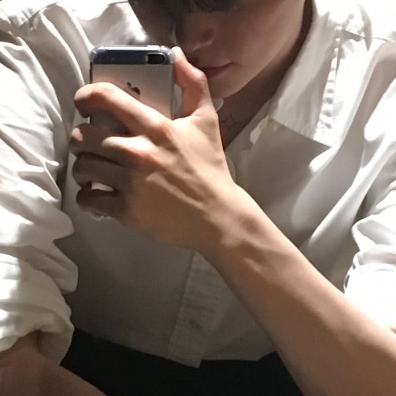 hao2rik's tweet photo. im gonna eat his hands https://t.co/kg50Cd3MkW