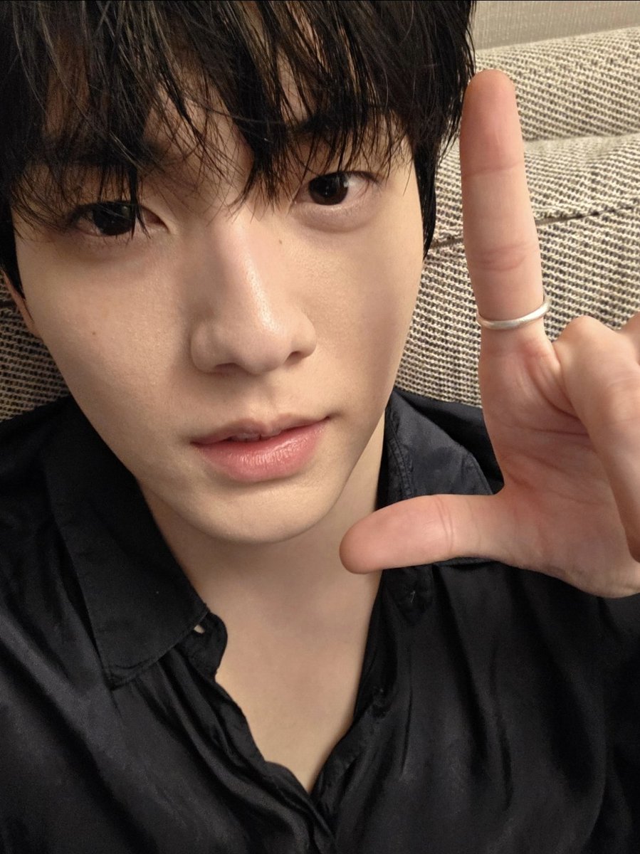 soobcinn's tweet photo. Ethereal Prince — one glance through a circle of fingertips, and suddenly the ordinary feels touched by something almost unreal. https://t.co/GJmQpf7dOX