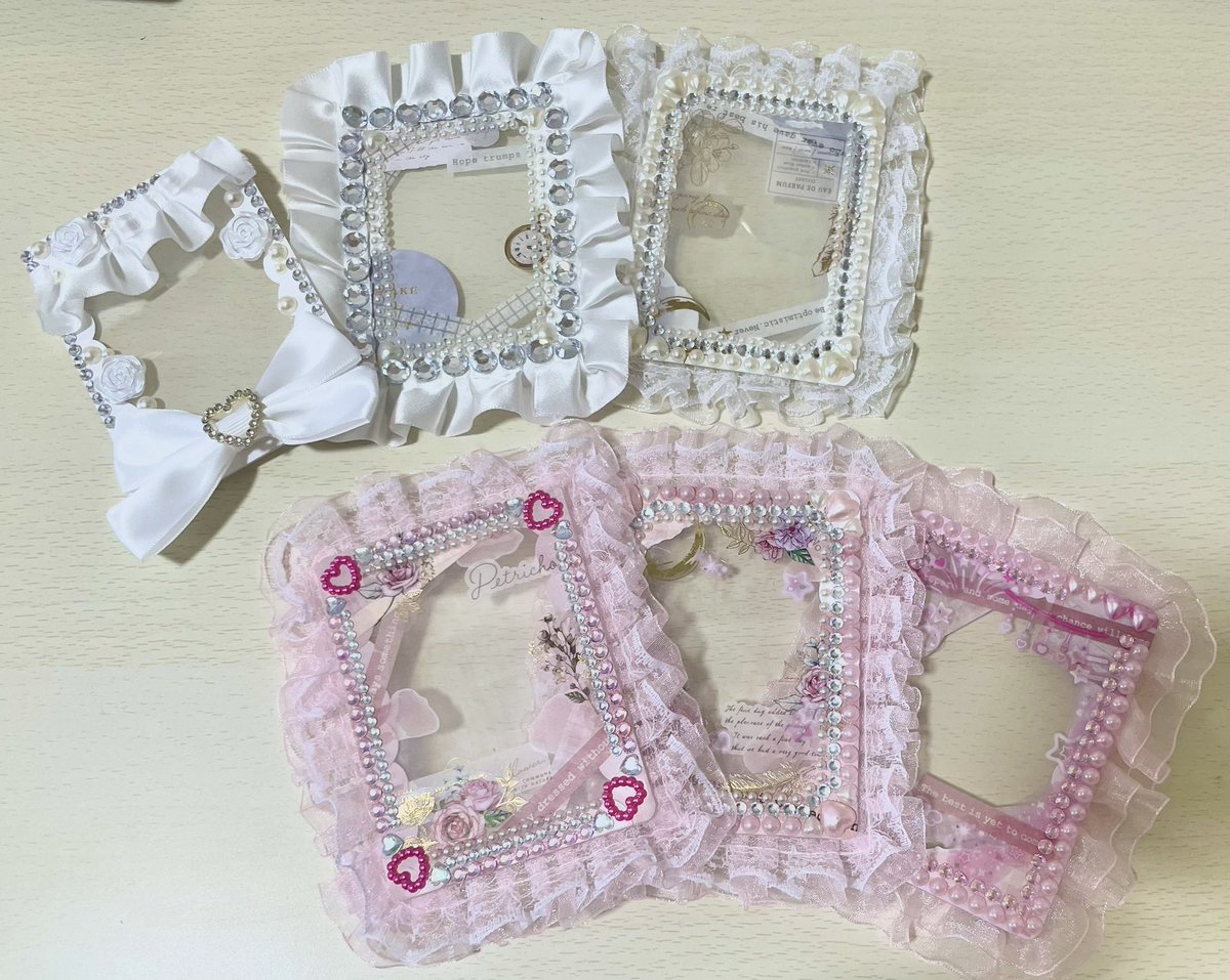 cococrt09's tweet photo. お友達のツイ見て思い出した、私トレカケース作るの大好きなんだけど、自分じゃほぼ使わないから誰かもらってくれないか、、、、🥲🥲🥲🥲🥲

作ってから結構経つのばっかだからパーツ取れそうなやつとかなんなら取れたやつもあると思うけど、🥲🥲🥲🥲

欲しい人いたら声掛けて😇

⬇️こんなやつら https://t.co/vXKssoGPph