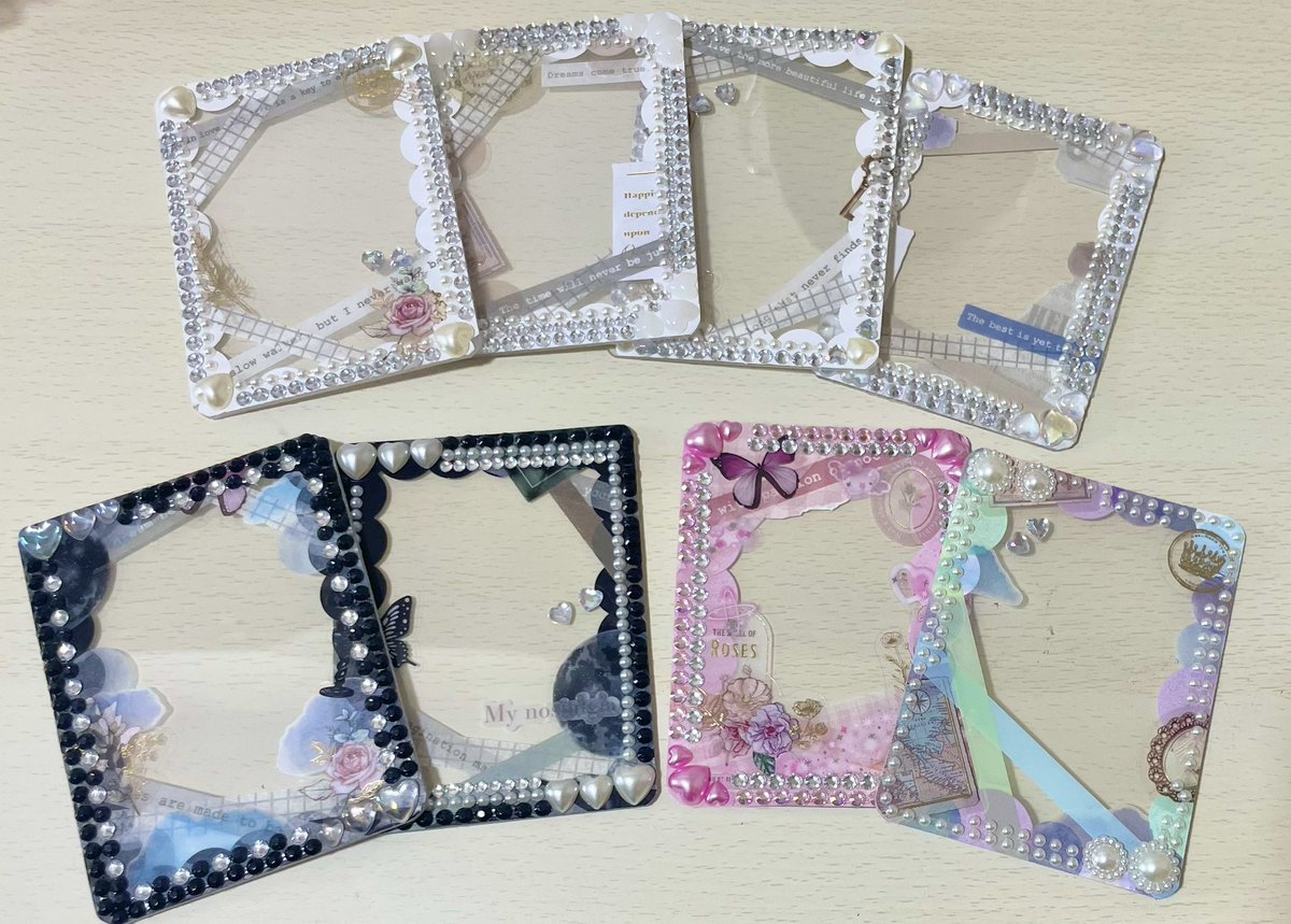 cococrt09's tweet photo. お友達のツイ見て思い出した、私トレカケース作るの大好きなんだけど、自分じゃほぼ使わないから誰かもらってくれないか、、、、🥲🥲🥲🥲🥲

作ってから結構経つのばっかだからパーツ取れそうなやつとかなんなら取れたやつもあると思うけど、🥲🥲🥲🥲

欲しい人いたら声掛けて😇

⬇️こんなやつら https://t.co/vXKssoGPph