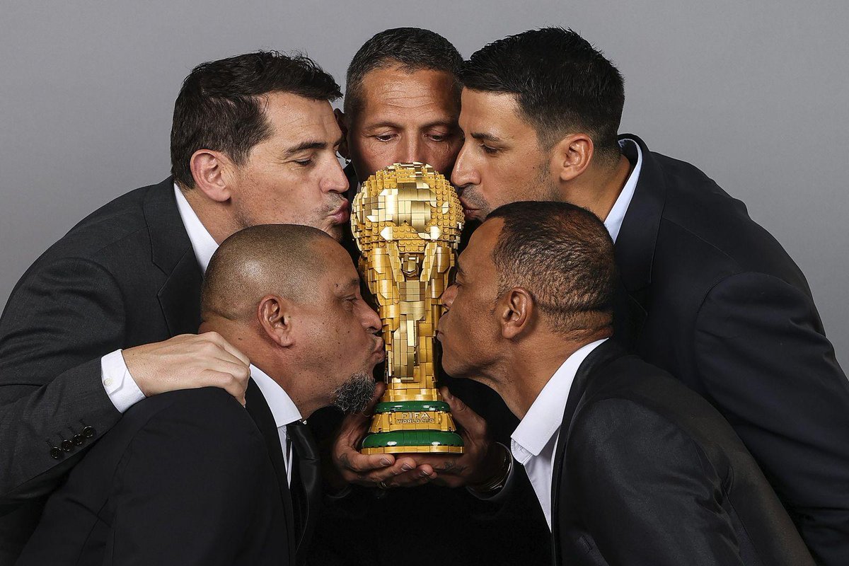 wwd_jp's tweet photo. 「レゴ」×FIFAワールドカップ2026　公式トロフィーやサッカーボール、ロナウドらスター選手のセットが登場
https://t.co/3pYfEs8VYe https://t.co/X8lYfNOzeq
