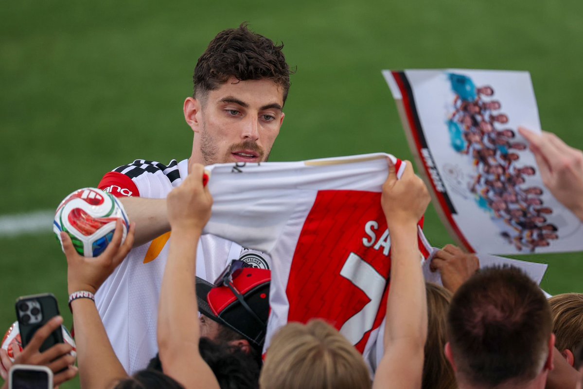 ArsenalBuzzCom's tweet photo. 📸| Kai Havertz signing some Arsenal shirts following Germany’s training session. 🇩🇪 https://t.co/qvYOnHZMMd