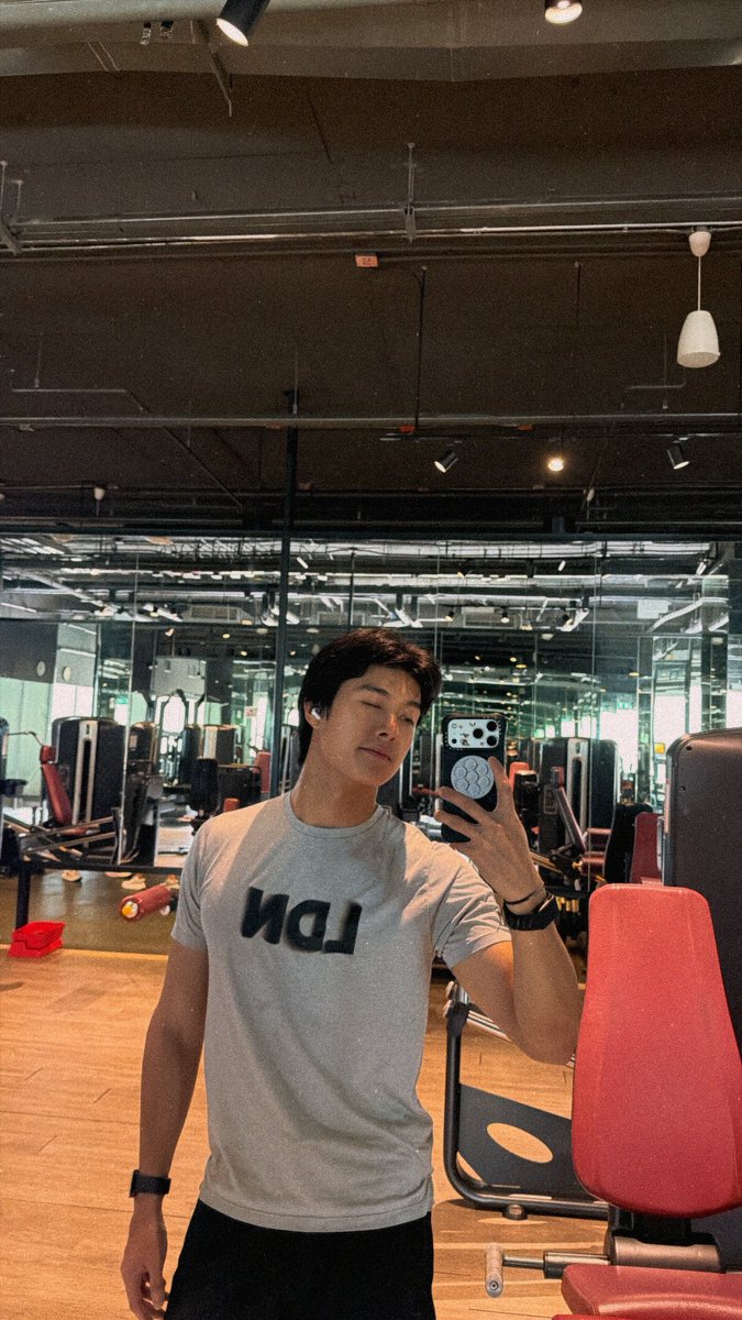 Winner_Tnt's tweet photo. Be strong 🥵 #WinnerTanatat #gym https://t.co/ZTyqTYTQQm