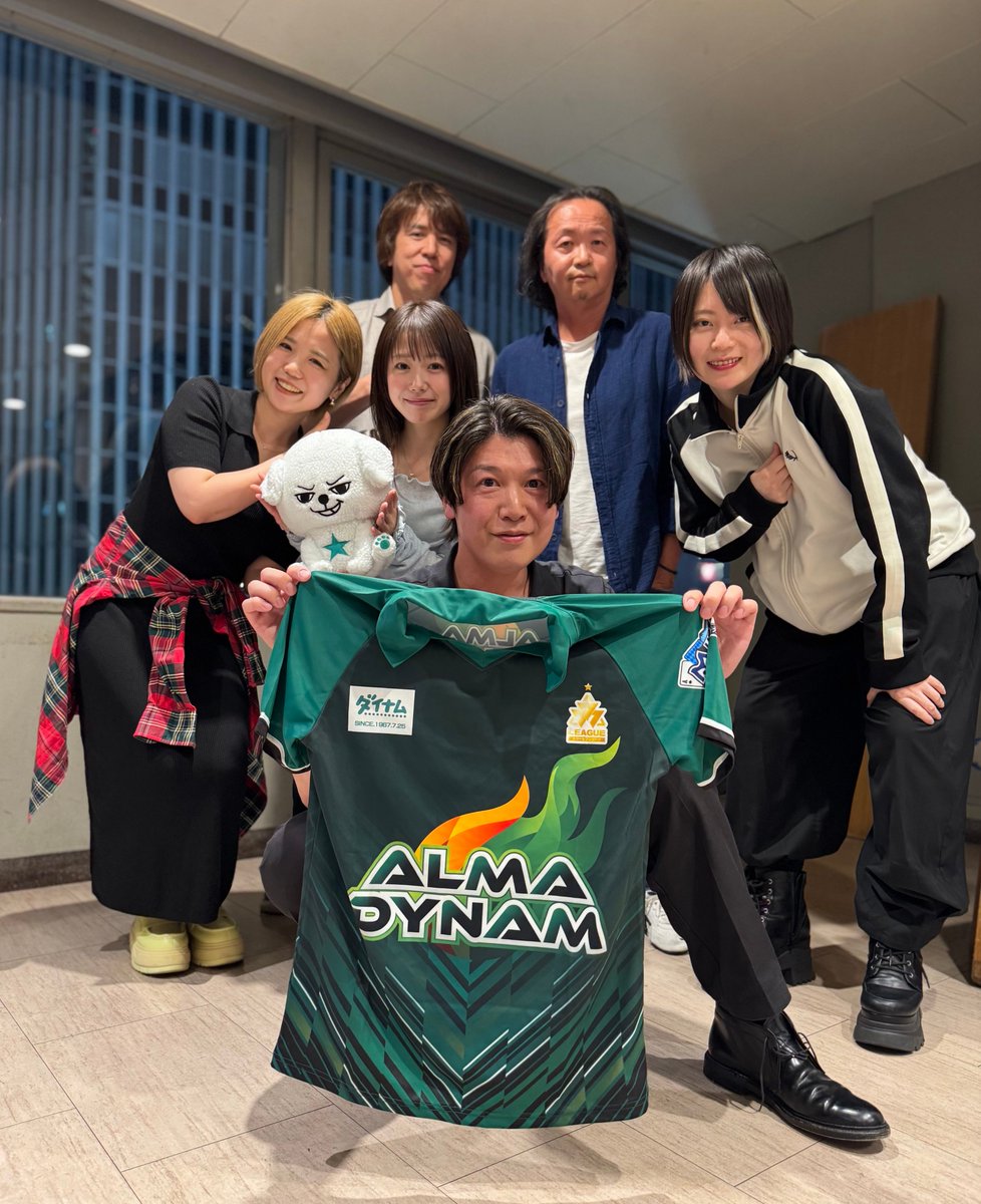 dynam_daikichi's tweet photo. モフ～🐾⭐️
なんと今日は、貴重写真を大公開しちゃうのダ‼️

＃777リーグ　
2nd＆3rdシーズンの「我らアルマダイナムメンバー」が集結⭐️

懐かしい思い出がたくさん…

リーダーとしてチームを牽引してくれた諸ゲンさん（@genki0329）
台と向き合う姿勢はリスペクトしかないのダ

入場前には美声を披露し、みんなを盛り上げてくれたしんさん（@shinnosuke000）
次回こそは奥義炸裂に期待するのダ

スロットの楽しさを誰よりも分かりやすく解説してくれたレビンさん（@levin_slomaga）
ワチャワチャもそれはそれで楽しかったのダ

パチンコの女神、ボクたちの母さんこと、レオ子さん（@reocopon）
アルマダイナムの快進撃はいつも母さんから始まるのダ

ルーキー戦のコメント欄を「可愛い」で埋め尽くしたいけぴさん（@IkedaSayakaBM）
対戦後の悔し涙は忘れないのダ

2ndのルーキーから3rdレギュラーメンバーに大抜擢された黒瀬ルイさん（@Kurose_Ruin）
アルマダイナムファミリーの魂は1つなのダ

相棒たちから「いいね」や「リプライ」でたくさんの反応をもらえたら、ボクも頑張って【とっておきのプレゼント】をおねだりしてくるのダ🎁✨
みんなの熱いコメント、待ってるのダ❤️

#ダイナムのダイキチ
#アルマダイナム