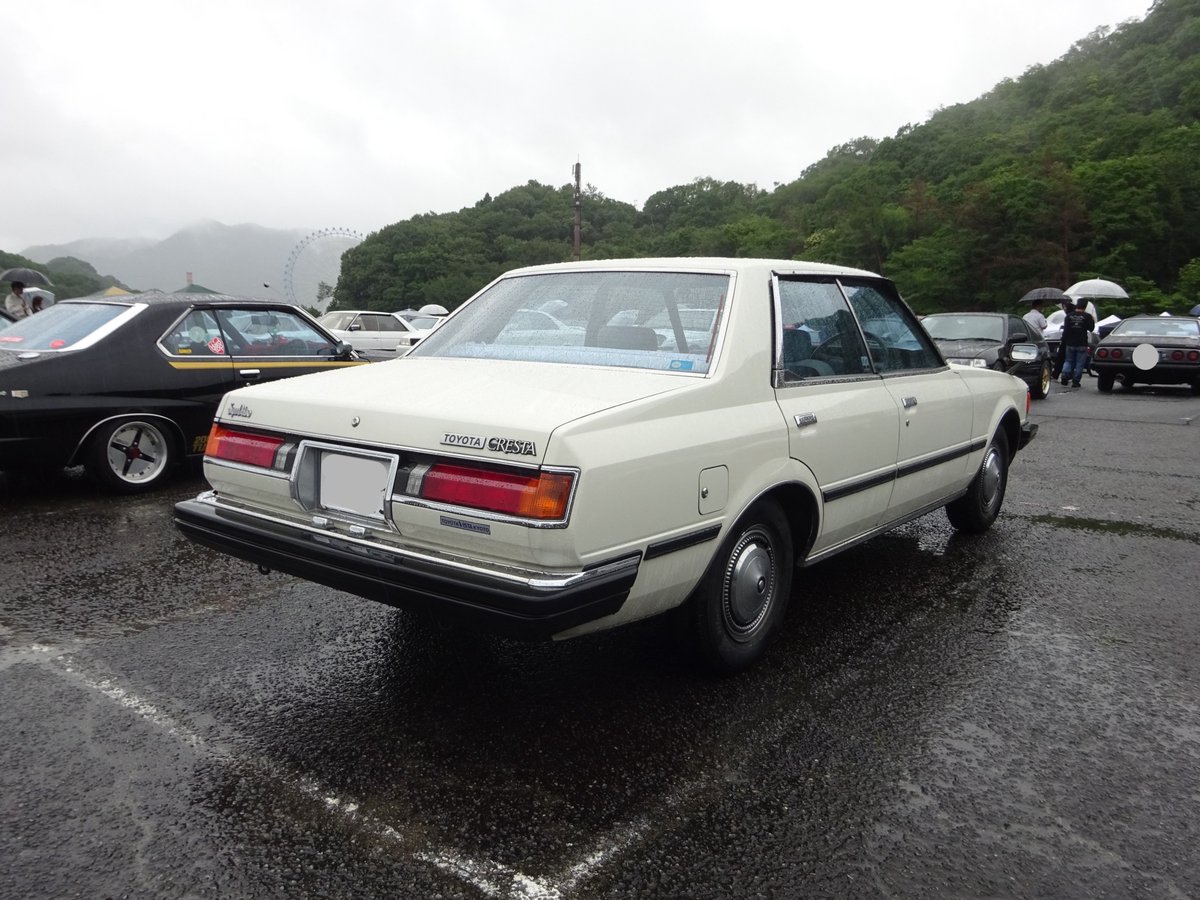 IXbE1IzHH3myazI's tweet photo. ノスタルジック DAY OUTレポート
「トヨタ クレスタ 2000 スーパーデラックス」
前期型クレスタ（X50系）の中間グレードですが、リヤサスはセミトレではなく固定サスでしたぁ🤔
6気筒は全車セミトレでは？･･･と思って調べたらスーパーデラックスがセミトレになるのは後期型X60系からのようですぅ😅 https://t.co/FjMWHG5kkT