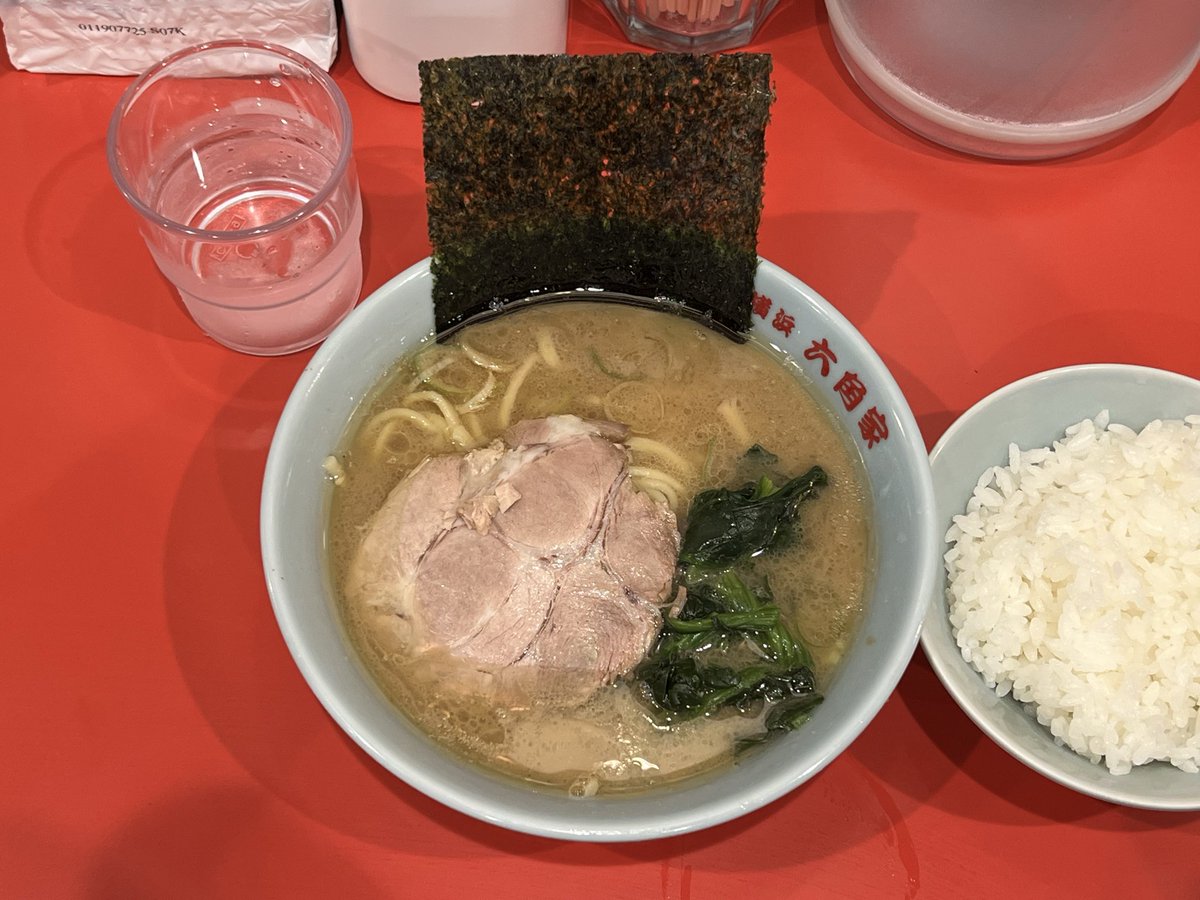 asshida's tweet photo. やっとこ着いと思ったら小腹空いてきちゃいましたぁ〜‼️そうだ近くにあるじゃないかってことで前回未食に終わった㊗️初訪麺のこちら💁‍♂️

新横浜ラーメン博物館@新横浜

六角家1994+

ミニラーメン
ライス(並)
呪文は麺やわらかめあとはふつう

すげぇ美味かった😍オールド家系最高🙌

ご馳走様でした🙏 https://t.co/c6iJztMKta