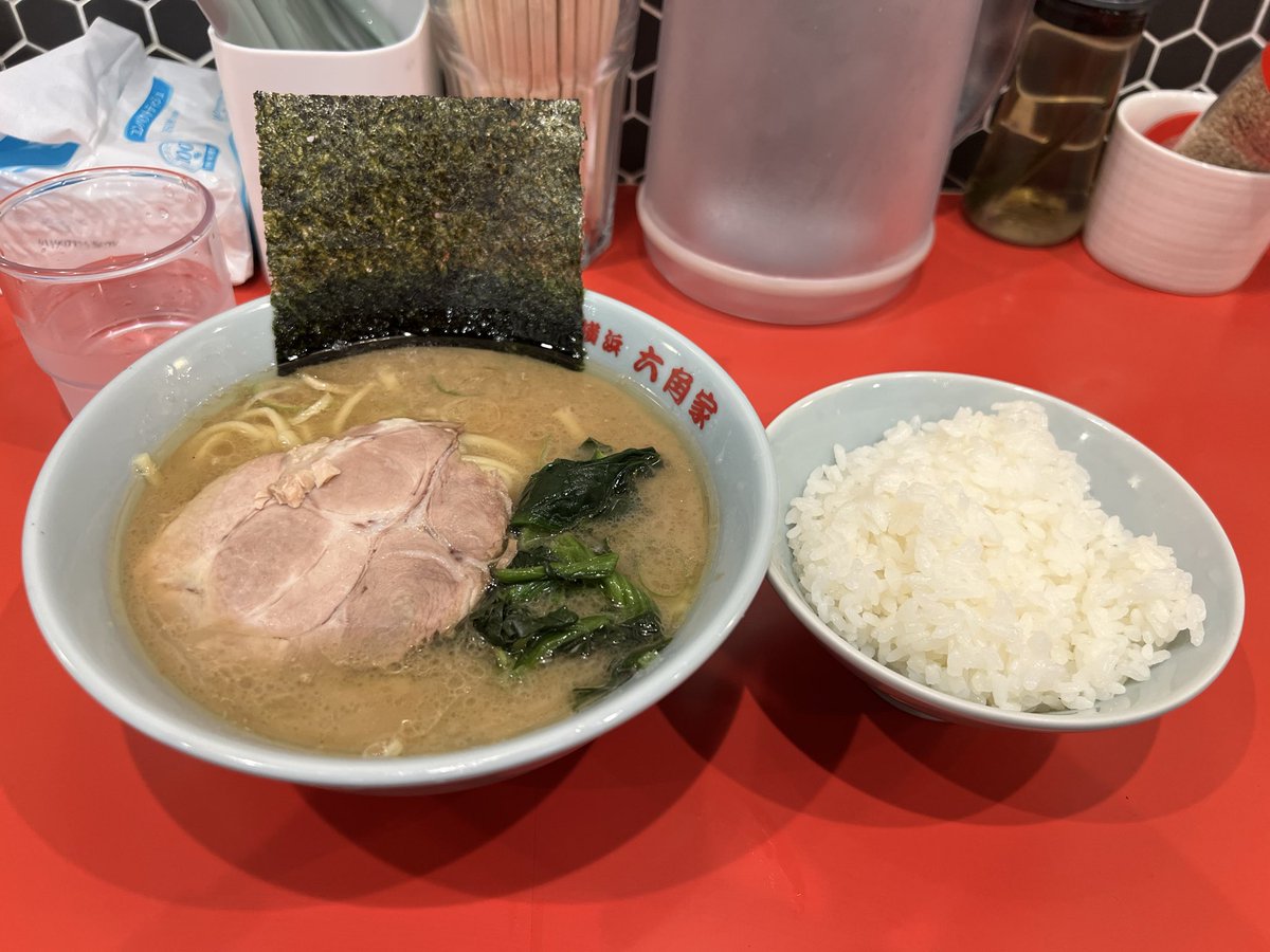 asshida's tweet photo. やっとこ着いと思ったら小腹空いてきちゃいましたぁ〜‼️そうだ近くにあるじゃないかってことで前回未食に終わった㊗️初訪麺のこちら💁‍♂️

新横浜ラーメン博物館@新横浜

六角家1994+

ミニラーメン
ライス(並)
呪文は麺やわらかめあとはふつう

すげぇ美味かった😍オールド家系最高🙌

ご馳走様でした🙏 https://t.co/c6iJztMKta