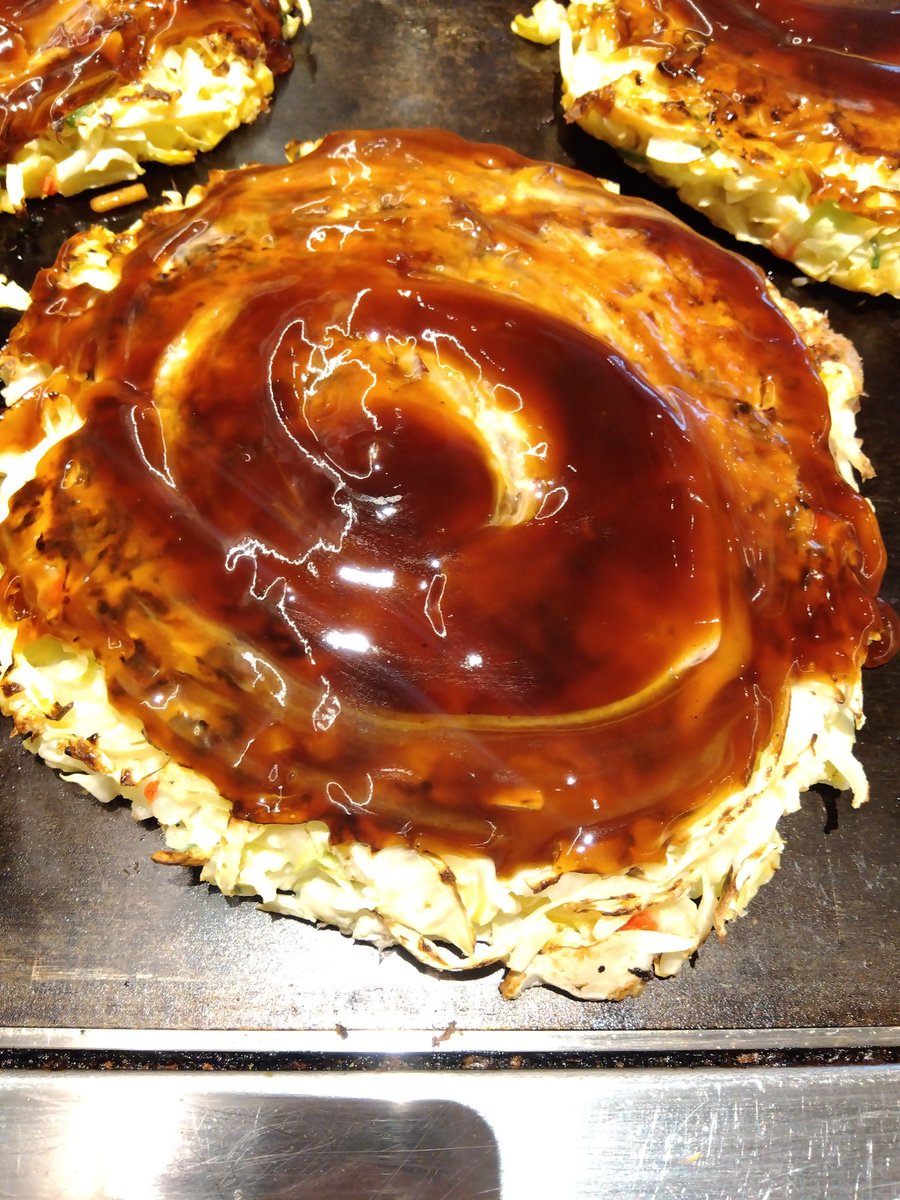 目の前の鉄板で焼いてくれるパフォーマンスを見ながらいろいろ話ができるのも鶴橋風月の味のひとつ https://t.co/0PDurkxuiv