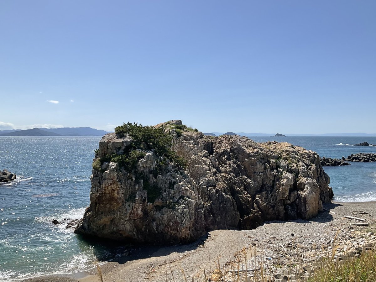 koitoba's tweet photo. ６月９日は「🪨ロックの日」💁‍♀️
    神島・古里の浜にある【八畳岩】⛰️ パールロードに向かう県道の途中で出会える【鸚鵡（おうむ）岩】🚗近畿自然歩道・青峰山登山コースの途中にある【ますきち岩】【あまかぼうか岩】【護摩岩】🥾海上安全・山頂付近にある【燈明岩】など、鳥羽にも数々の名物岩が👀 https://t.co/w7TKPWXWWh