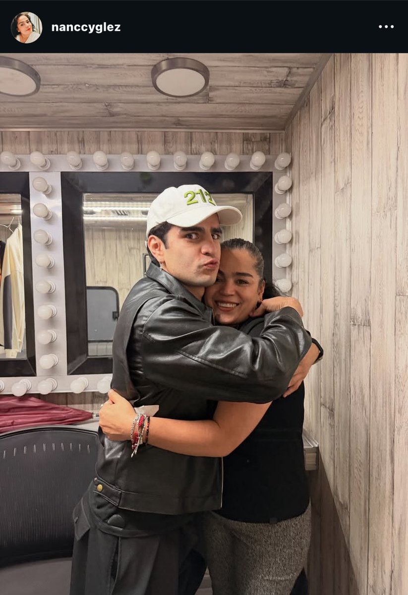 naii_mb5's tweet photo. todo tiene sentido el porque su mami, su abuelita, su hermano y don alan últimamente están más presentes que nunca y acompañando en todo a Aaron 😭😭😭 tiene una familia hermosa que siempre va a estar con él y para él ❤️‍🩹

AARON ESTAMOS CONTIGO https://t.co/V6Fti8VKj5