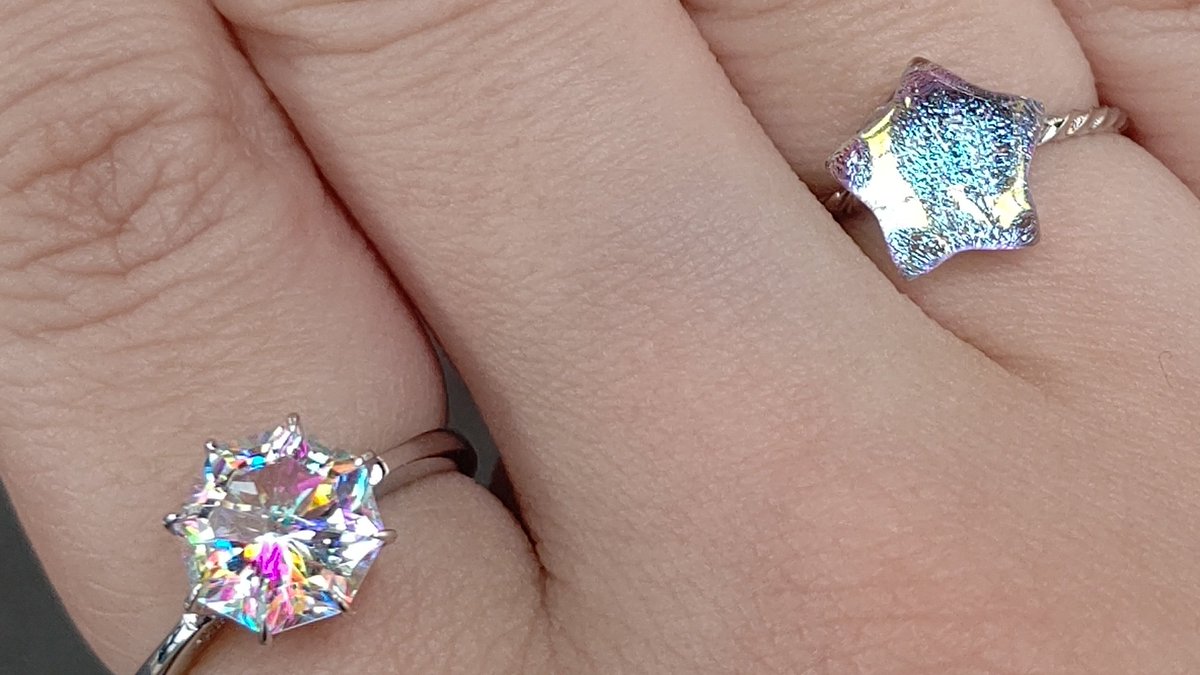 BlumenEnde's tweet photo. prismgem勝手に布教し隊。生憎の曇りですが。お星さま☆のは先月のデザフェスでお迎えしたダイクロガラス💍、見る角度で水色とピンクの出方が変わって面白い子です。

ガラス制作及び→☆💍制作者： @yuia800 様
←アトリアカット💍のお仕立て： @FREESIA2014 様 https://t.co/PIIXxn35r7