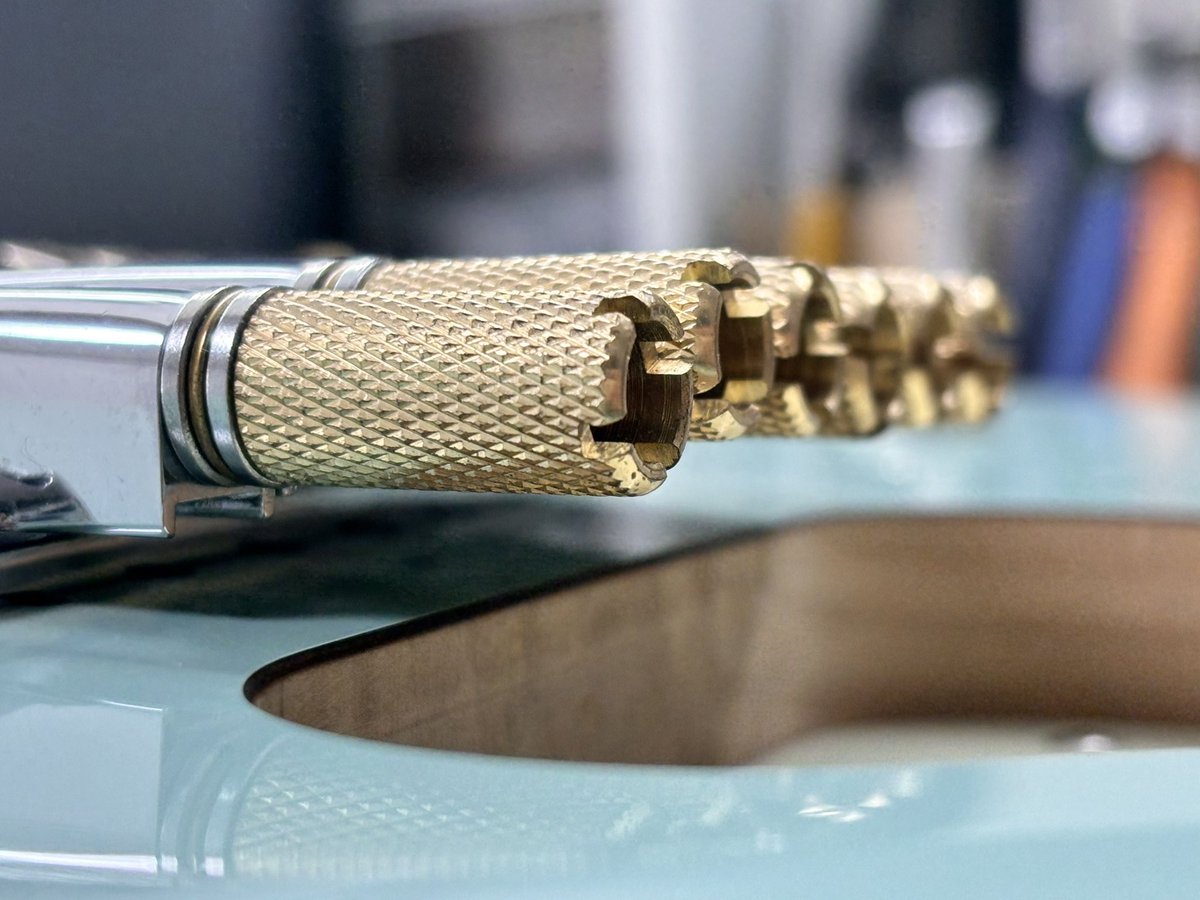 tariki_fretless's tweet photo. 強度に不安を抱きつつ私物楽器で試していた中華ヘッドレスブリッジ、懸念していた通りの変形が発生 https://t.co/1nqbYgl1v0