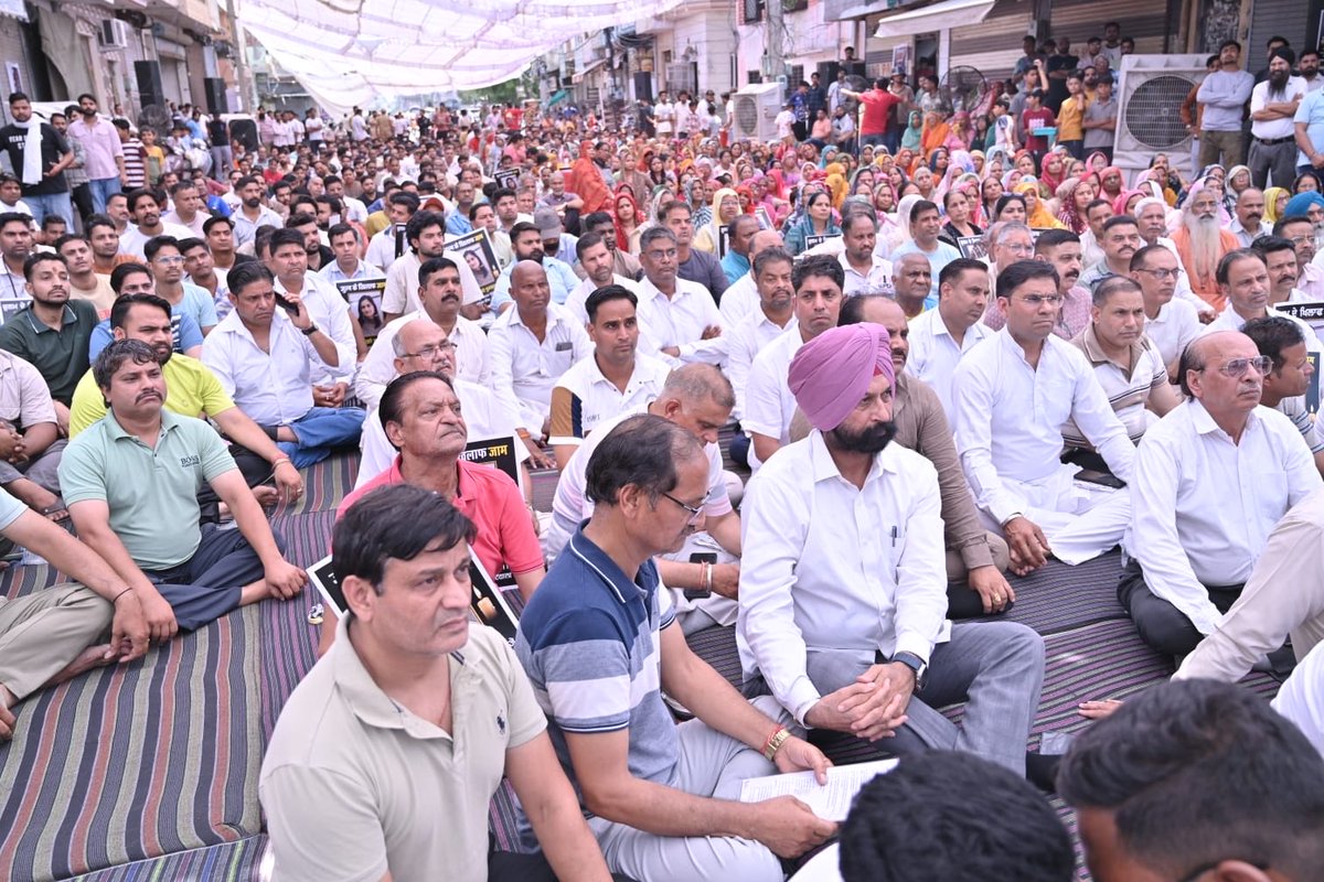 gurinipspb's tweet photo. Joined the protest at Patiala city, hundreds gathered for justice to the family of young Dimple Khatri, the daughter of Patiala, who was brutally murdered at the workplace by her known. We demand the death penalty for the accused and action against the company where she worked. https://t.co/1yEGNWN4hB