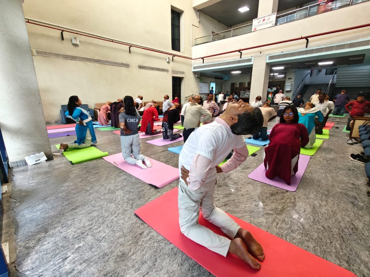 CCRAS_MoAyush's tweet photo. 🧘‍♀️ As part of the #IDY2026 celebrations, #CCRAS–CARI, Kolkata, conducted an engaging Yoga awareness session at the Patent Office, Salt Lake City, #Kolkata.

Centered on the theme #YogaForHealthyAgeing, the session emphasized the benefits of integrating #yoga into daily life (1/2) https://t.co/ME3dxuVoim