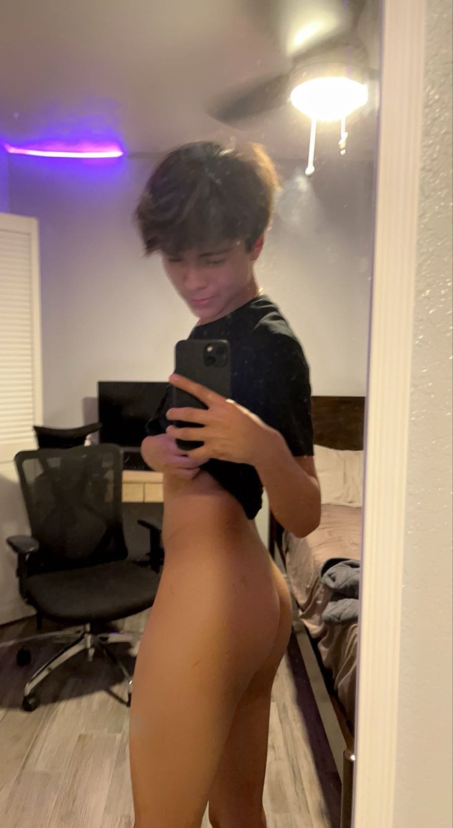 srrycantrn's tweet photo. look up here silly 🤭 https://t.co/FNjrfOle78