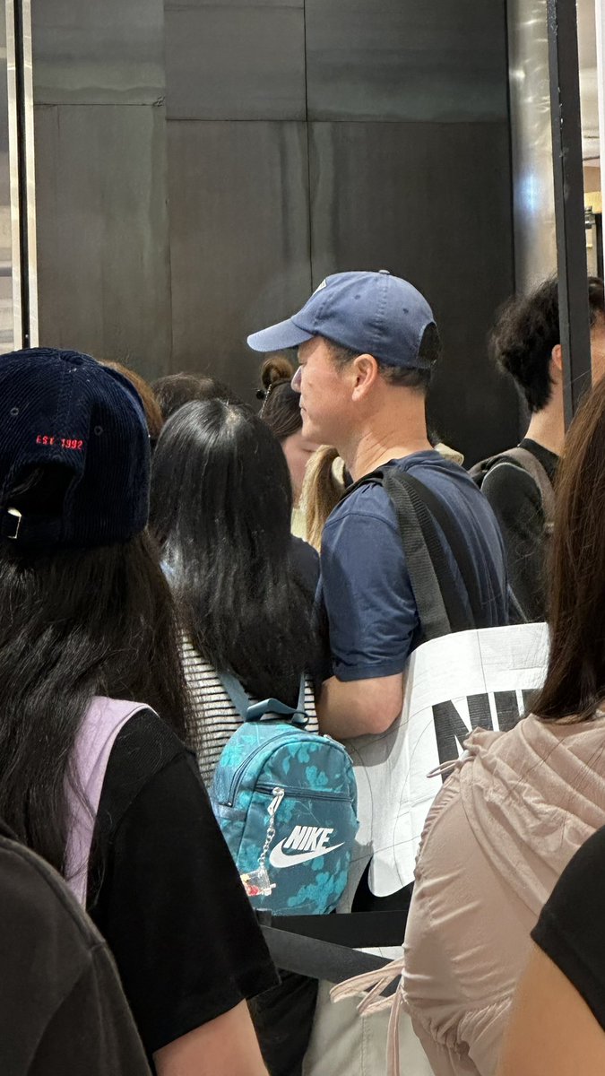NekareVK's tweet photo. Watch out for this reseller! He’s been mass-buying merchandise since day one, walking out w huge bags full of items. As soon as he left the store, he was already booking another appointment on Weverse. How do u allow this to happen @HYBE_MERCH  @bts_bighit @HYBEOFFICIALtwt ?? https://t.co/qpQvM0NoIE