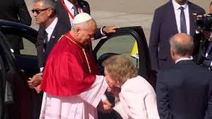 Napotuiter's tweet photo. Son muchas y muy grandes las diferencias como para poder llamarles reinas a las dos. https://t.co/njBOwQM1DW