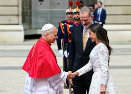 Napotuiter's tweet photo. Son muchas y muy grandes las diferencias como para poder llamarles reinas a las dos. https://t.co/njBOwQM1DW