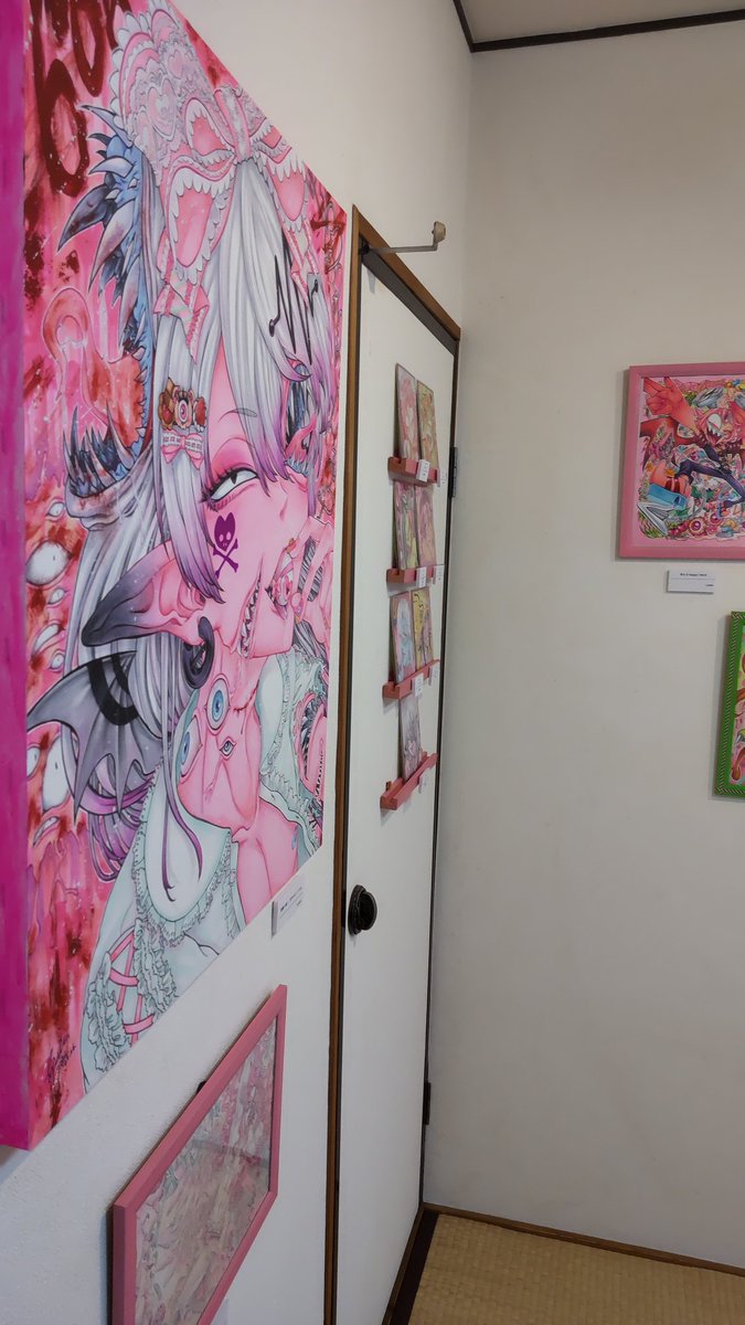 cafetheogallery's tweet photo. すみれみす個展「#渇きを知らぬ悪魔のエナジー」は残り2日です。明日最終日は18時に展示が終了しますので夜21時までの開催は今日までとなります、本日もよろしくお願いします。 https://t.co/rulUZgFQEa