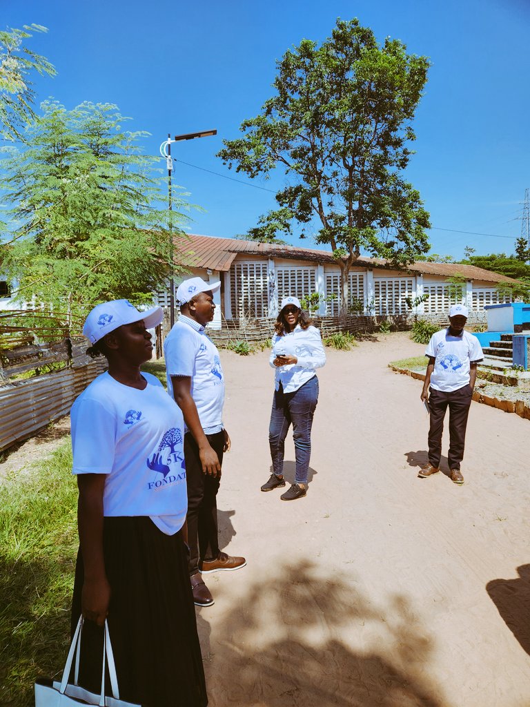 KasekaSandrine's tweet photo. Petite visite caritative au lycée Ditaba Dietu de Miabi dans le kasai Oriental avec la @Fondation SK
Merci beaucoup à la sœur Jeanne Claude de nous avoir donné l'opportunité de poser ce petit geste #Biso Peuple https://t.co/g1aIhb2sF6