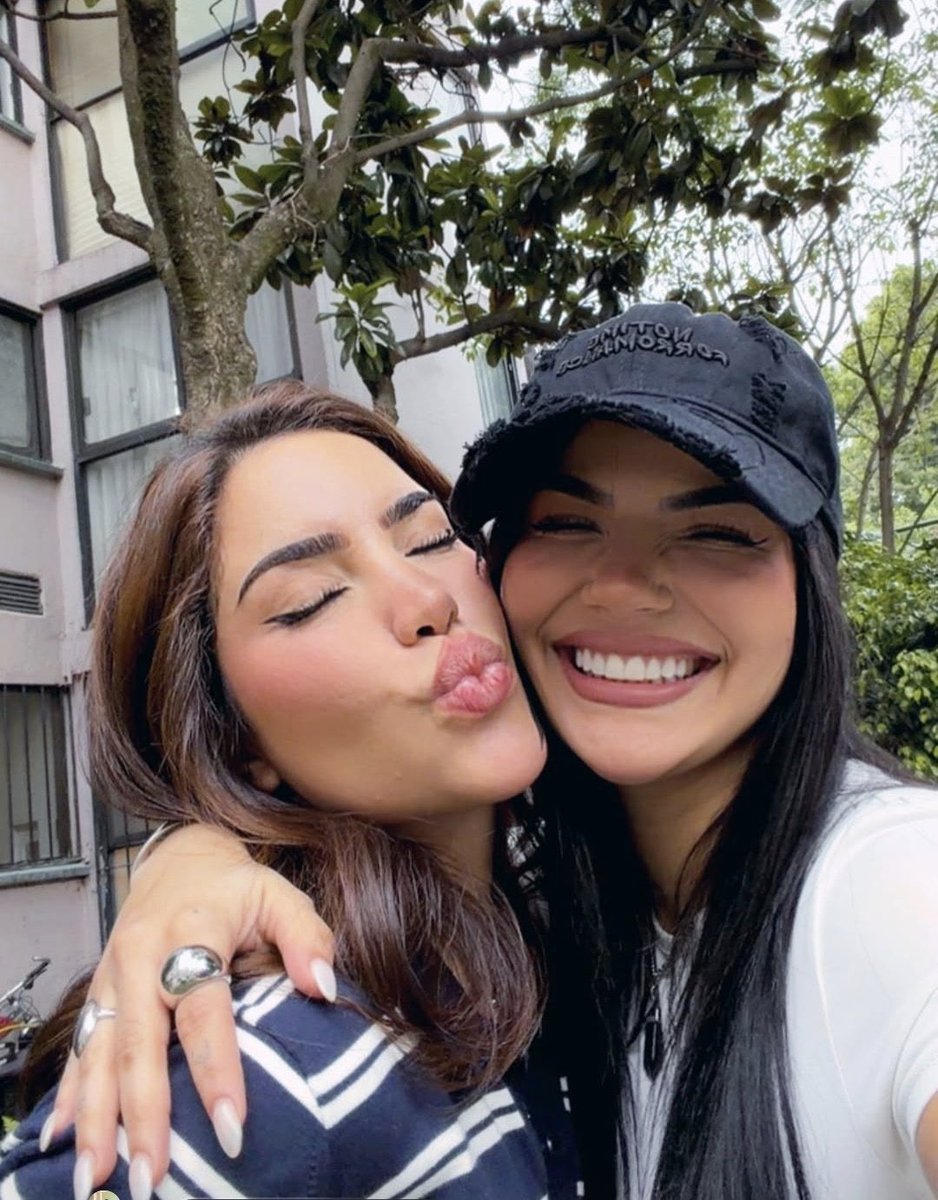 KLBB_INFO's tweet photo. Kimberly Loaiza junto a @marianaavilatw 💗 https://t.co/FtszKGtvMP
