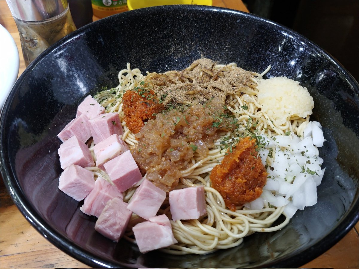 dm_tiger's tweet photo. めんや天夢に夜勤明けPP凸☁

ヤバニボ山椒
豚増し
煮干し・煮干し愛・にぼブー
岩のり
トム悪魔の和え玉
生卵

心身の疲れを癒すビターなセメント🍜
唯一無二と言っても過言じゃない圧倒的な旨さ🐟
にぼブーは特許取れそう👏
トム悪魔でボリューミーな〆＆清掃✨
#虎飯 https://t.co/xO7dmqIRPa