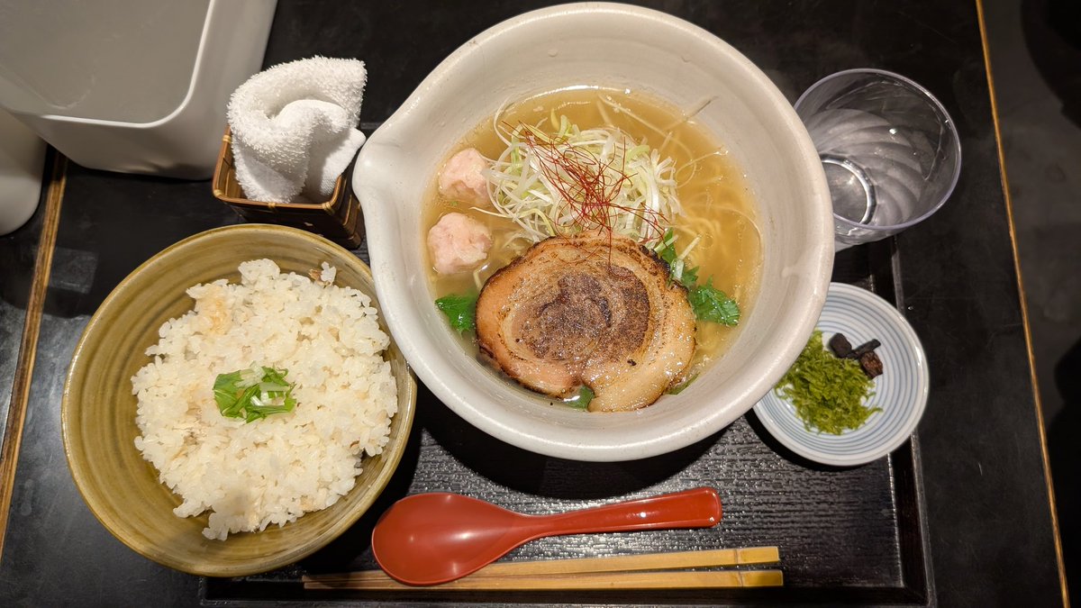 tade66's tweet photo. 鯛めしと塩ラーメン。塩を推すだけのことはある鮮麗されたハイクオリティ。透き通ったスープは一切の雑味がない、チャーシューは表面香ばしく裏側しっとり。鯛めしは野性味溢れる味わいかと思いきや茶漬けにしたら一気に最強の旨味が襲ってくる。良い店巡り合えた、感謝ぁ

うんめーにゃー★★★⭐️☆ https://t.co/cJKalbn2hj