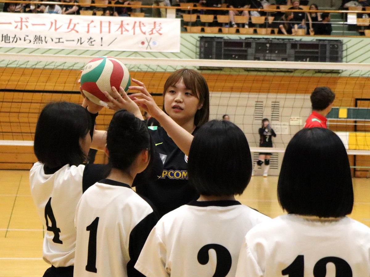 Hitacity_pr's tweet photo. 日田市で強化合宿を行っていた、バレーボール女子日本代表チームが、6月6日に市民交流イベントとして、市内の小・中学生を対象としたバレーボール教室を開催🏐
未来のバレーボーラーたちにとって、トップレベルの選手と触れ合う貴重な機会となりました✨

#日田市 #バレーボール #女子バレー #hita https://t.co/TPTYAi64z2